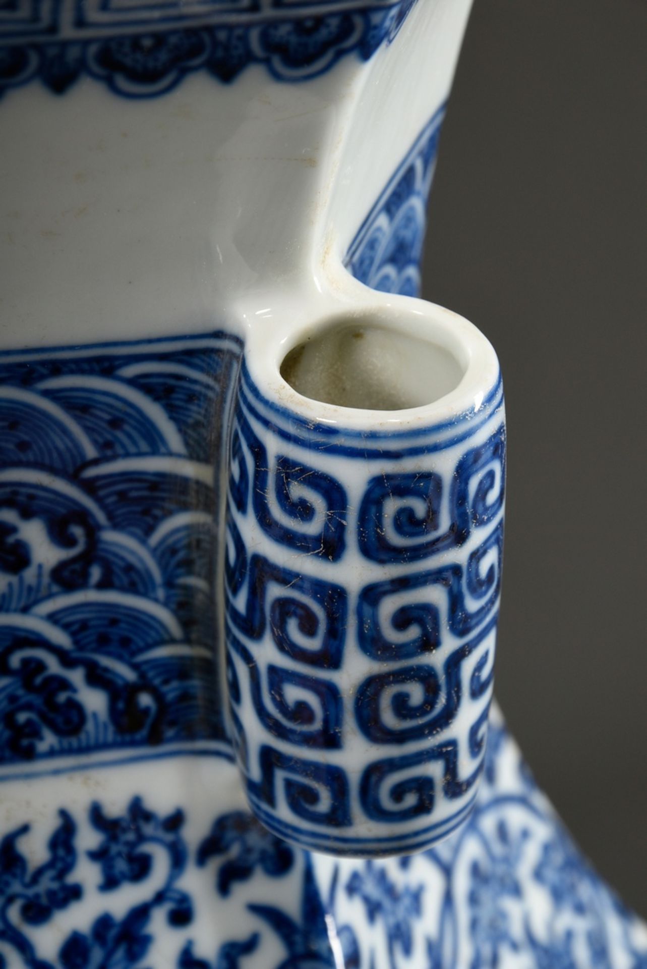 Große 6-eckige Vase in Hu-Form mit feiner Blaumalerei "Lotosranken, Glückssymbole, Wellen und Mäand - Bild 3 aus 6