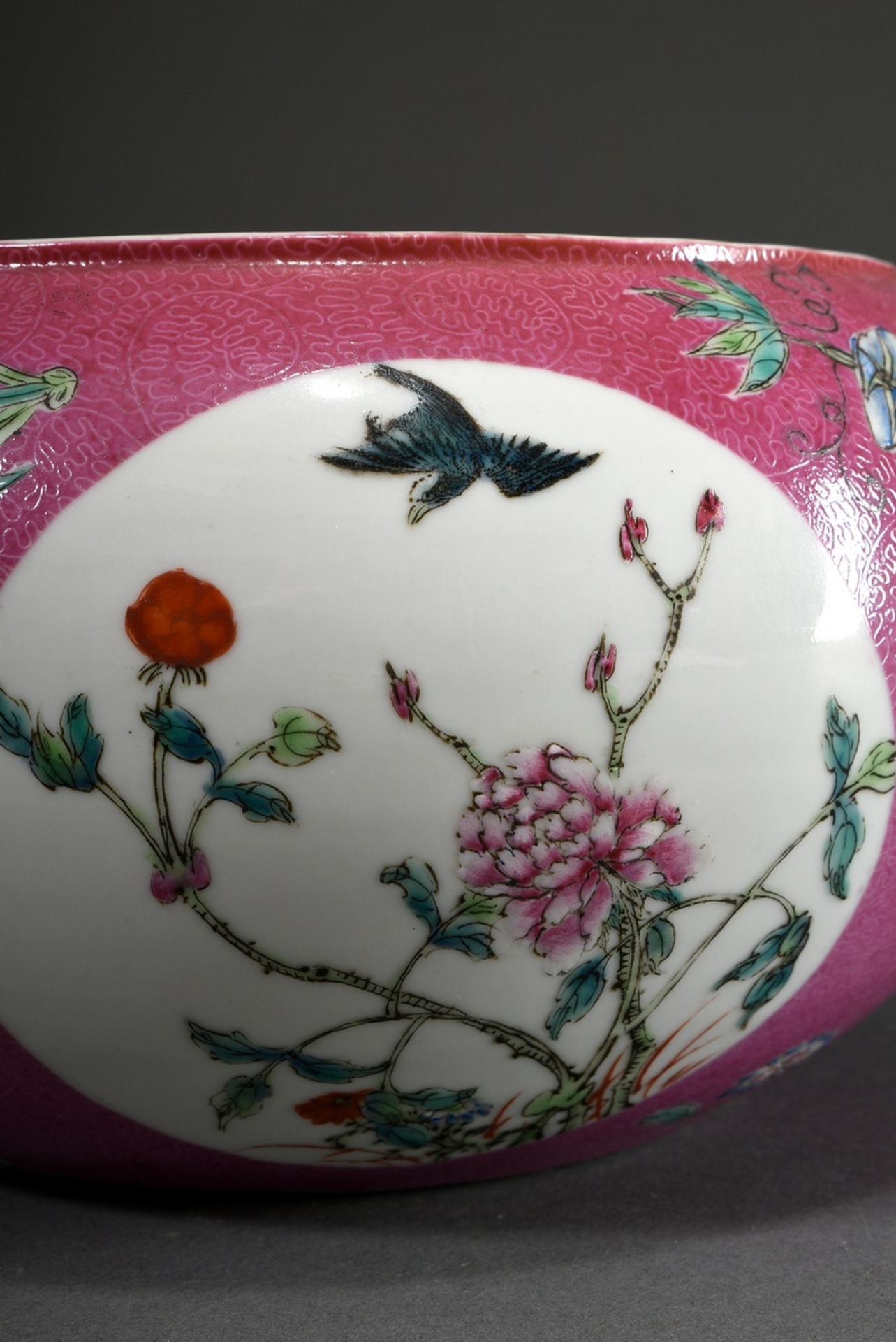 Chinese Famille Rose bowl with three round cartouches "Plants and Birds" on rosé sgraffito ground w - Image 4 of 7