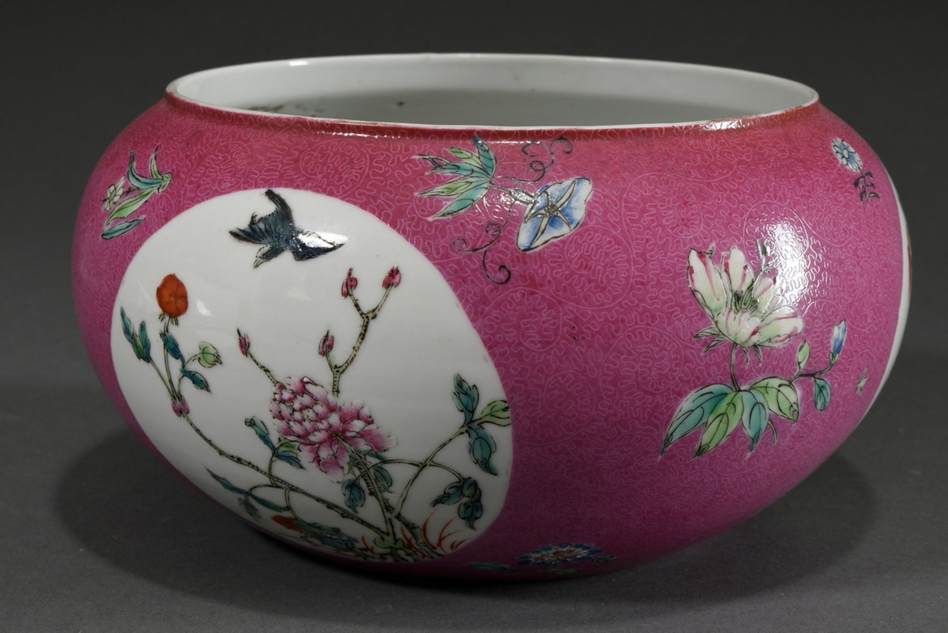 Chinese Famille Rose bowl with three round cartouches "Plants and Birds" on rosé sgraffito ground w - Image 3 of 7