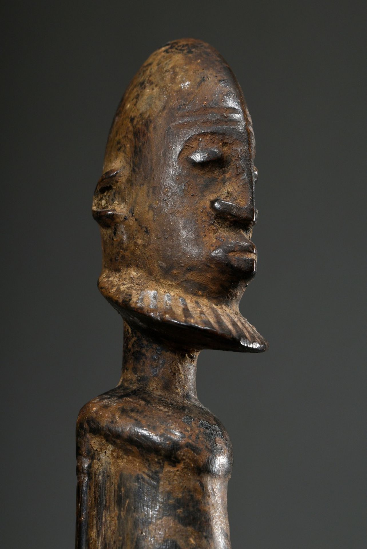 2 Diverse Dogon Figuren: "Bärtiger Mann" und "Frau mit erhobenen Armen", dunkles Holz mit Gebrauchs - Bild 7 aus 8