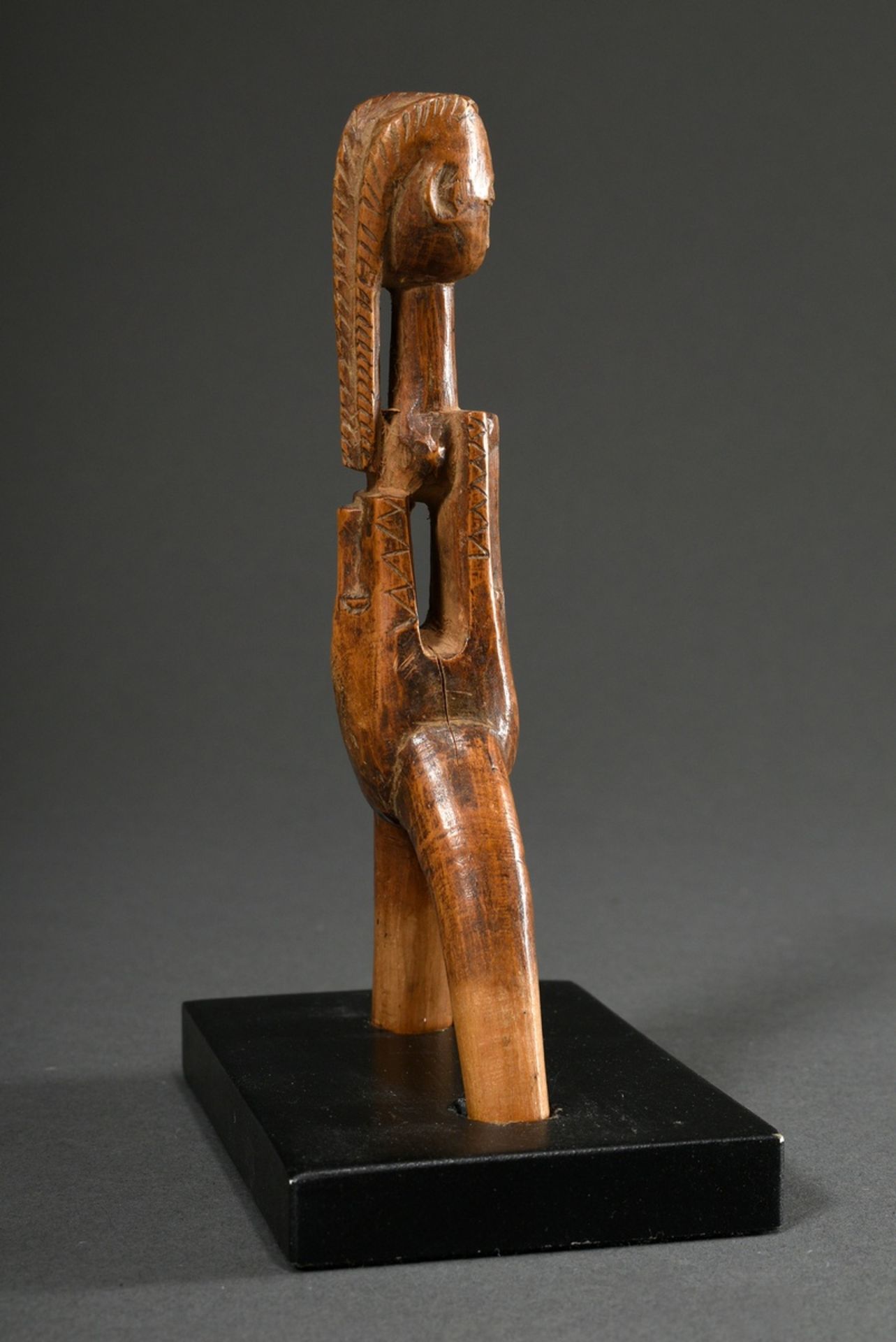Baule slingshot "Beast devours woman", finely carved light wood, Ivory Coast, base made, h. 15.2/16 - Image 2 of 4