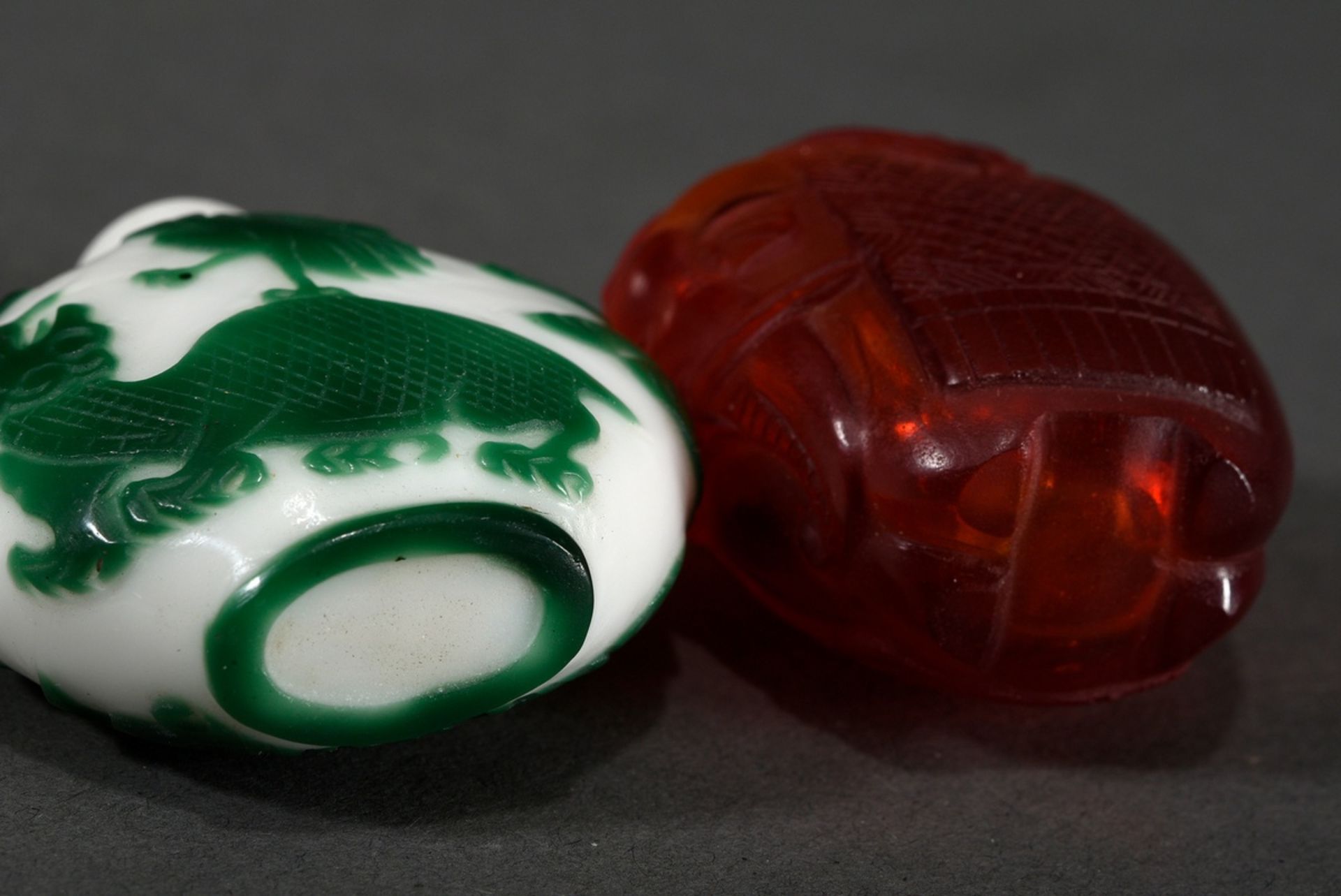 2 Diverse Überfangglas Snuffbottles: rubinroter "Elefant" und grün/weißer "Kranich auf Schildkröte" - Bild 4 aus 4