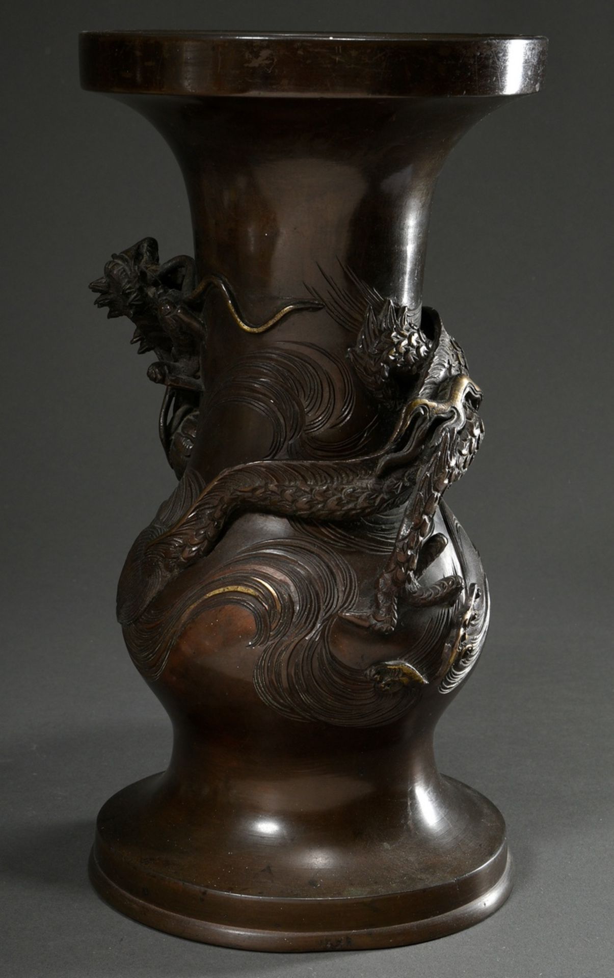 Japanese bronze temple vase with sculpted dragon, dark patinated and chiselled, 4-character Genzan - Image 4 of 8