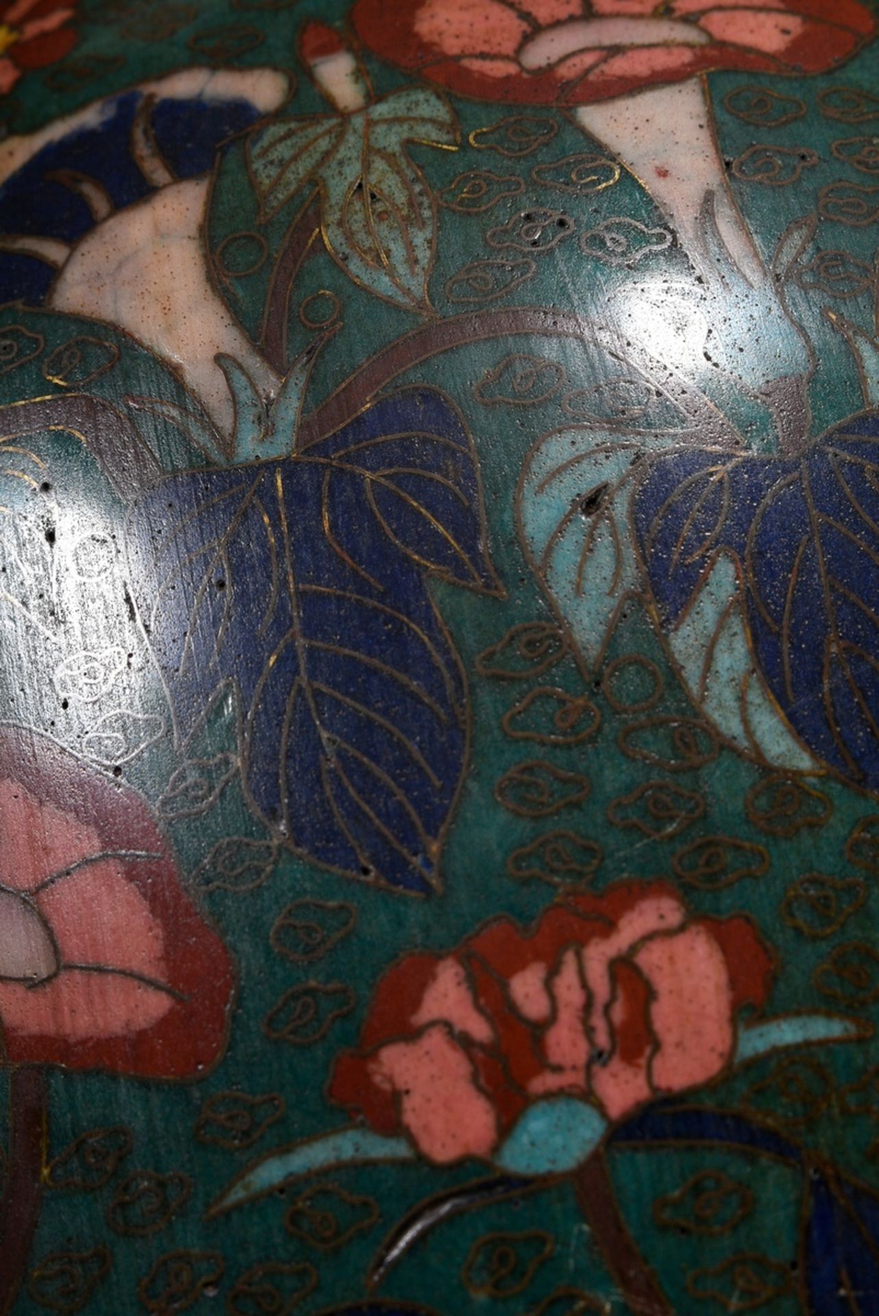 Large cloisonné shoulder vase with floral and geometric decoration in dark shades on a dark green b - Image 7 of 7