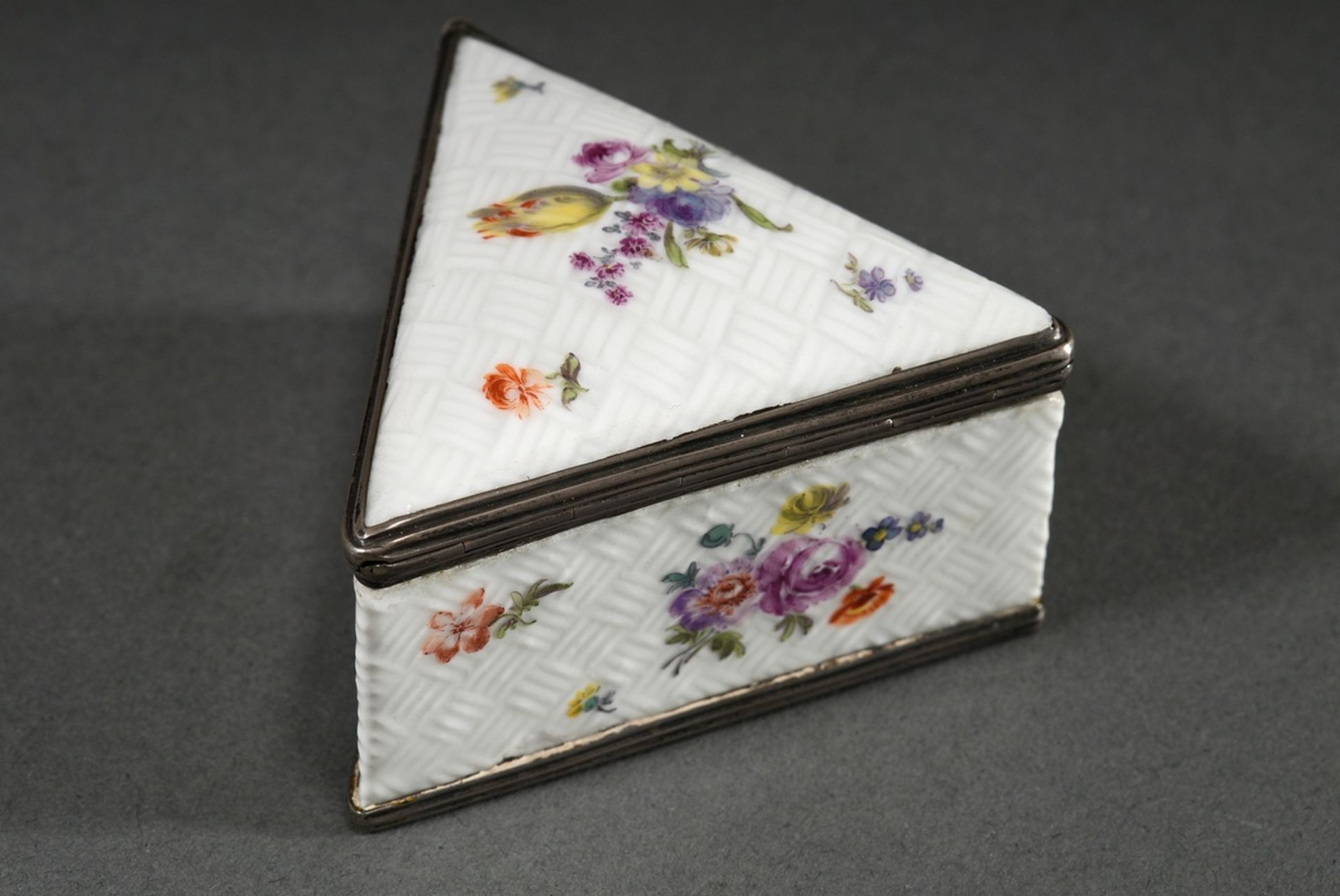 Rare Meissen tabatiere in triangular form with basket relief and polychrome painting on all sides " - Image 3 of 6