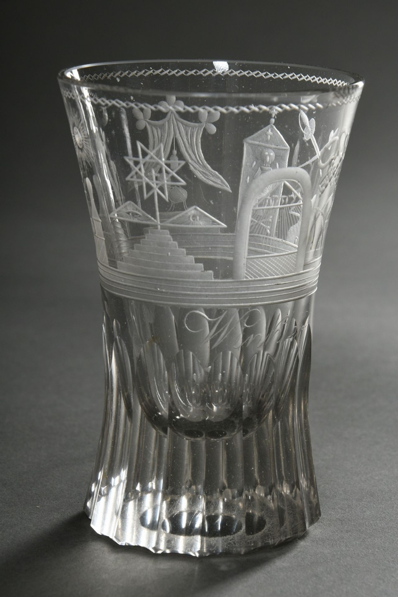 Masonic glass with surrounding border, rich mat and blank cut symbolism as well as 16-pass notch fa - Image 3 of 5