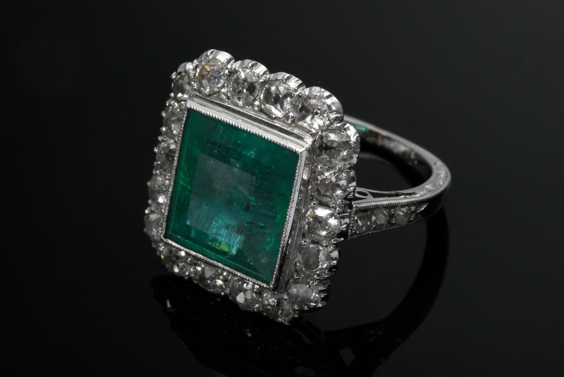 Glamouröser Art Deco Platin Ring mit großem natürlichen Smaragd Carrée (ca. 3.90ct, geölt) und Alts