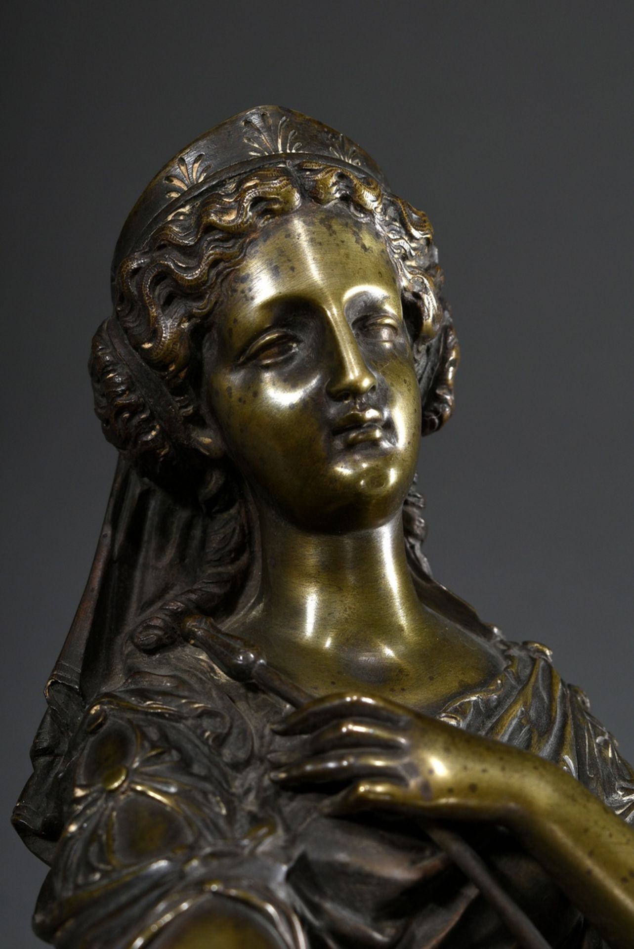 Antikisierende Historismus Figur "Sitzende Frau mit Krug", Bronze mit schöner Patina, um 1870/1880, - Bild 5 aus 7