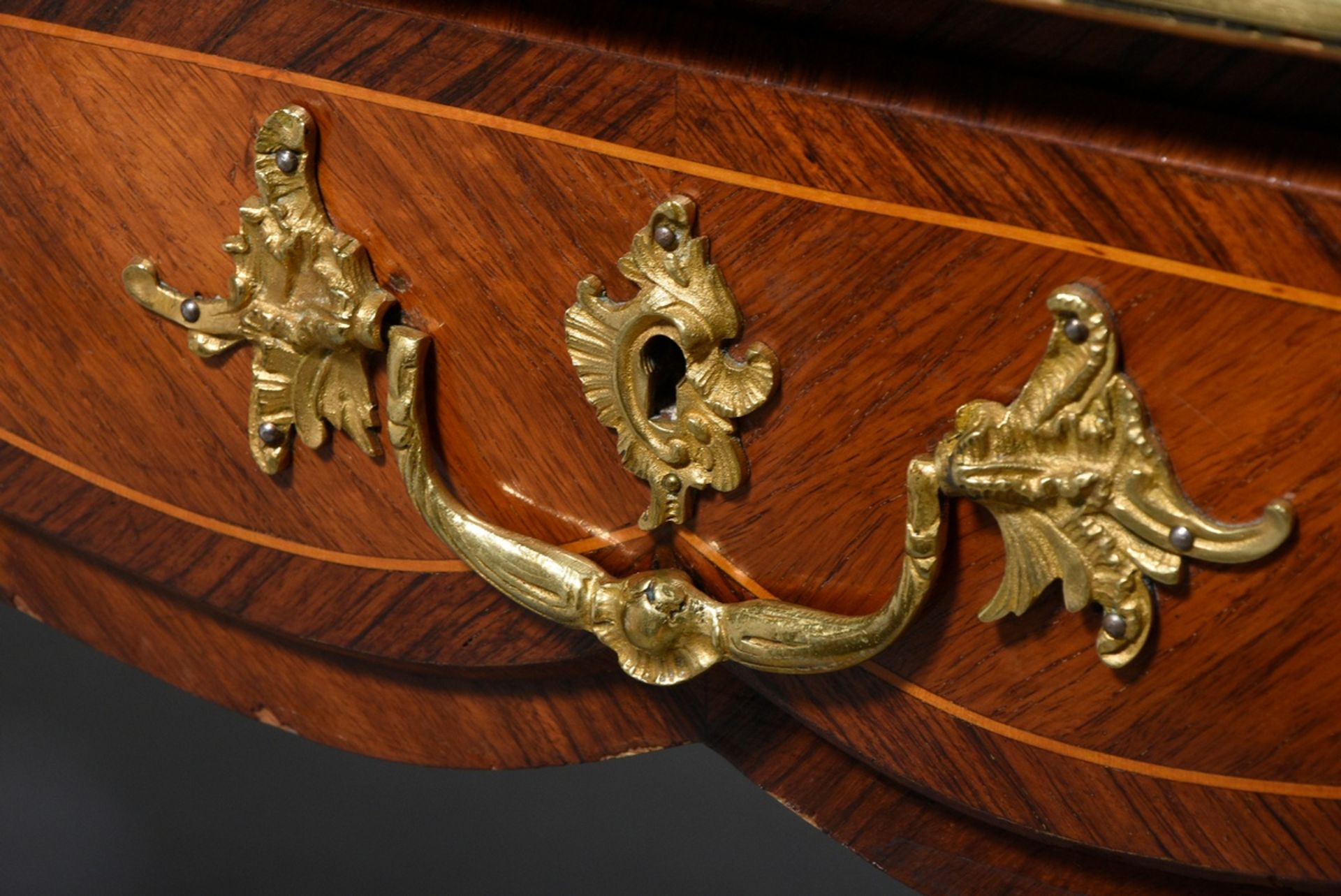 Französisches Bureau Plat im Louis XV Stil auf hohen geschweiften Beinen mit reichen Bronzebeschläg - Bild 4 aus 10