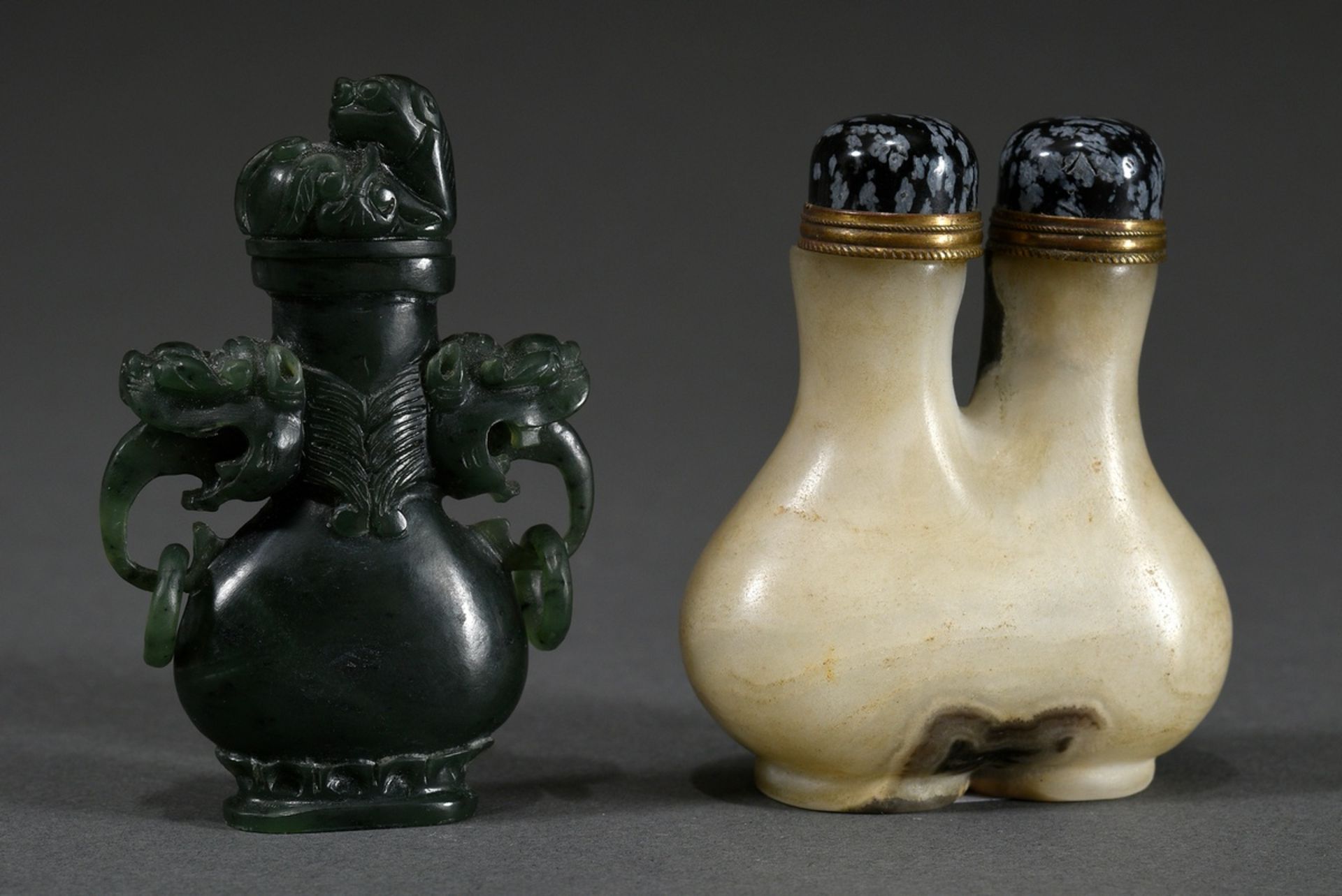 2 Various stone snuffbottles: flat green jade "vase with lion handles and lid" (h. 7,3cm) and agate - Image 2 of 12