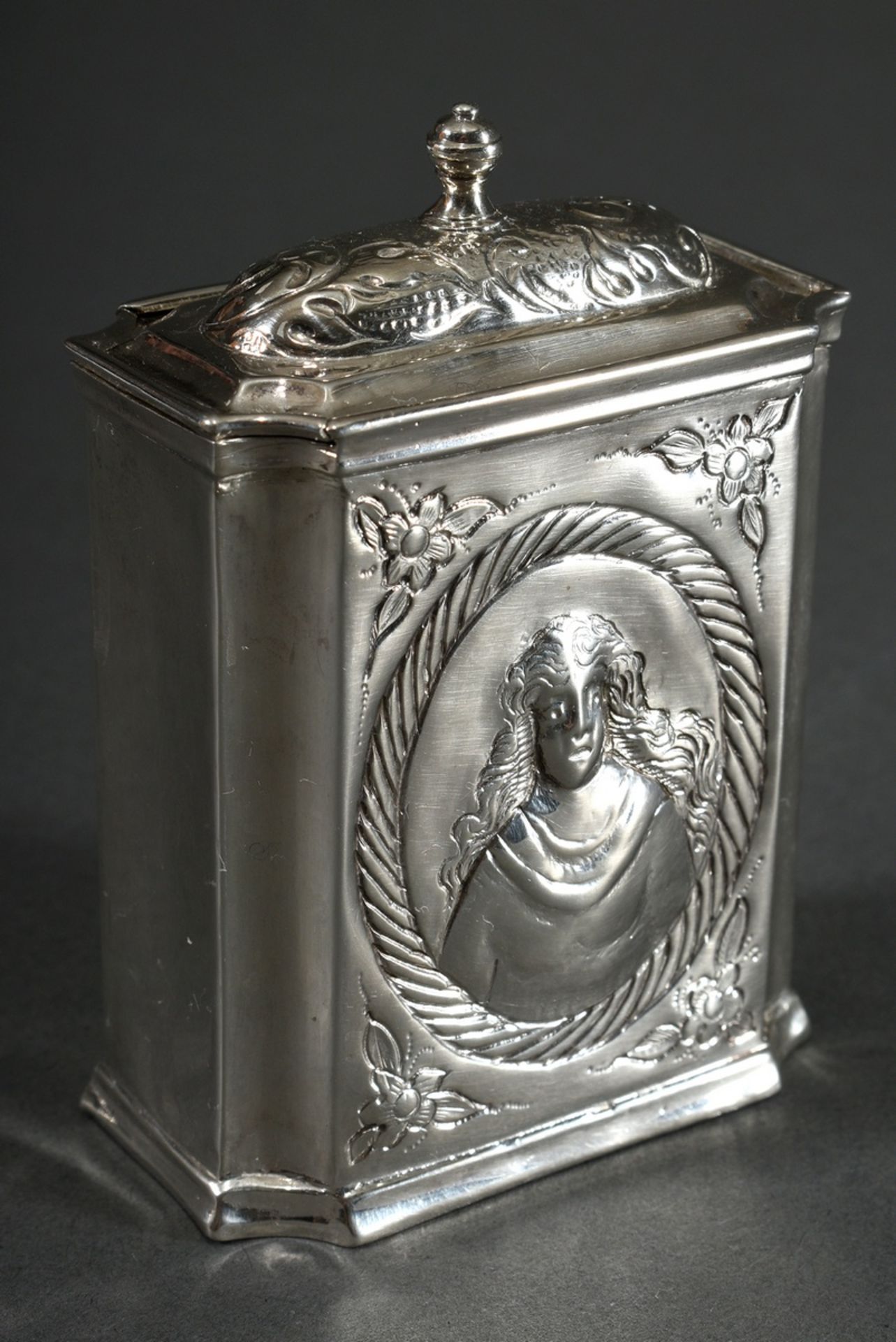 Lübeck tea caddy with sliding lid and two portrait medallions "Lord and Lady" in oval cartouches wi - Image 2 of 4
