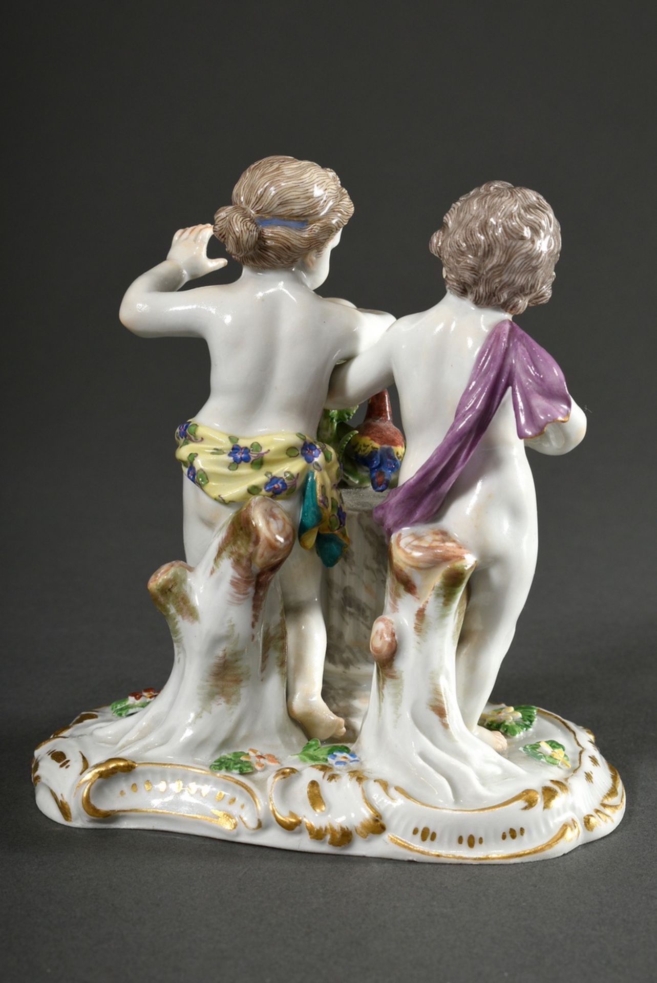 Meissen Figur „Paar Putti mit Blütenkranz und Vogel“, polychrom staffiert, Entw.: Christian Gottfri - Bild 3 aus 7