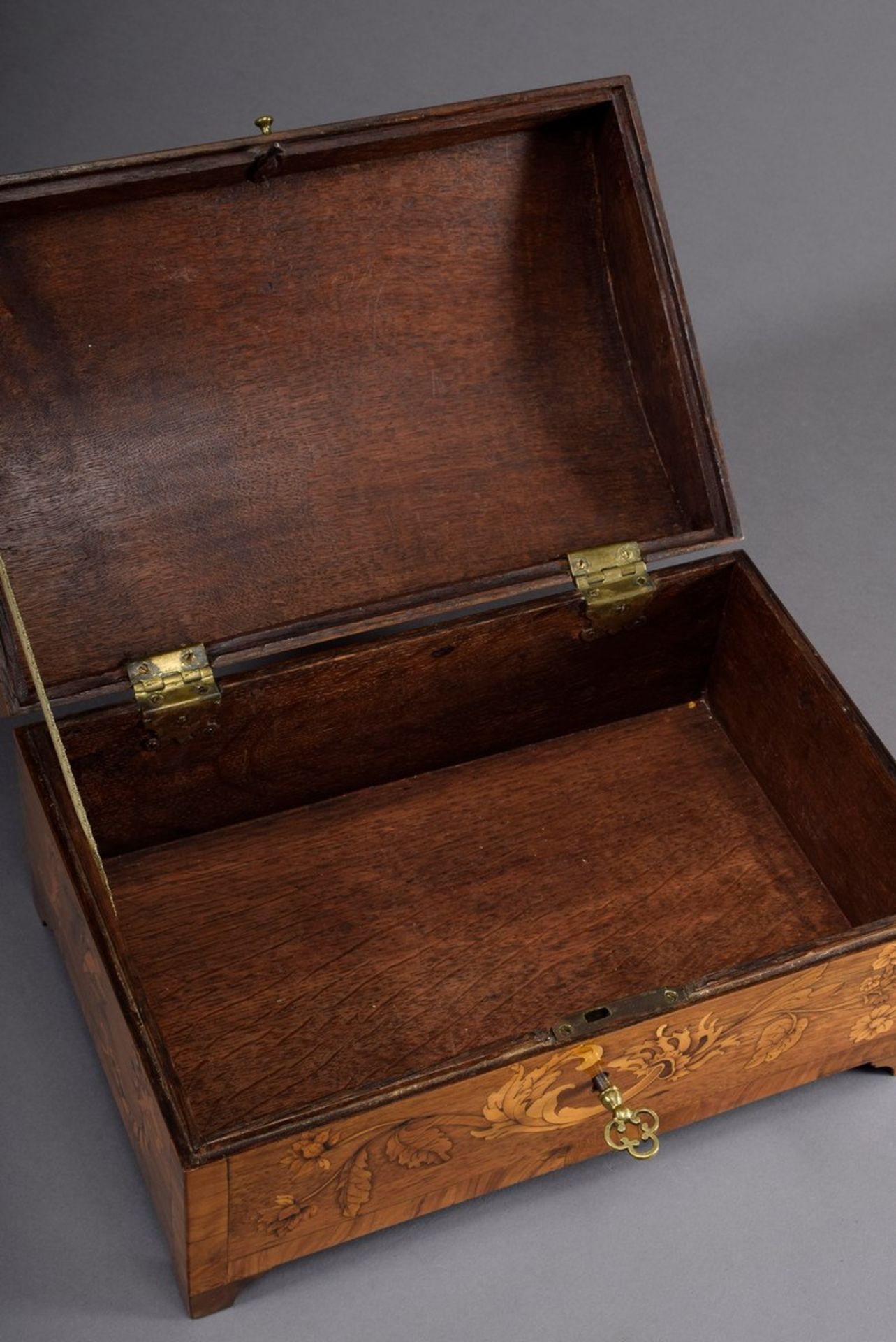 Richly inlaid box in chest form with round lid and biblical picture marquetry "Encounter between Ma - Image 3 of 8