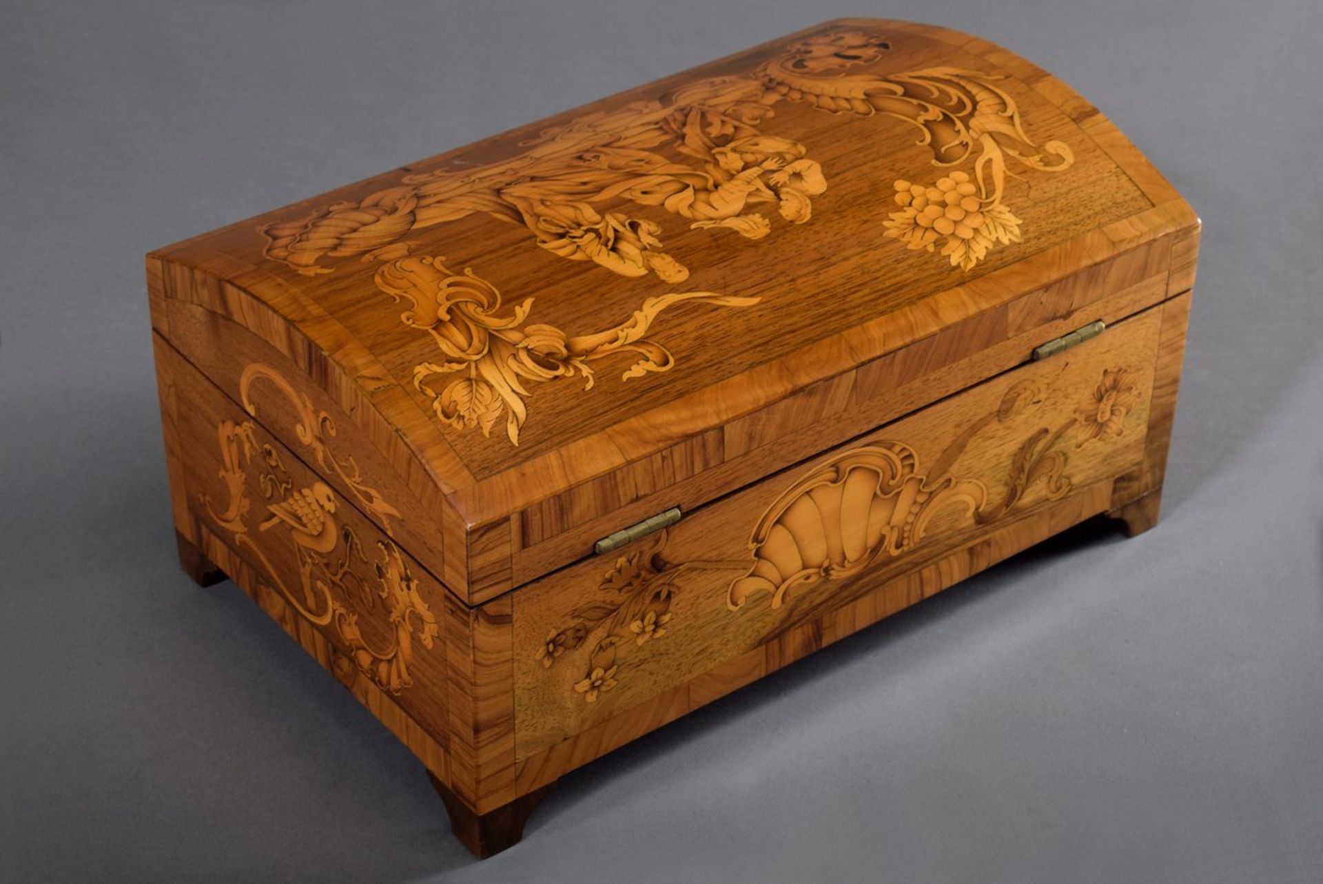 Richly inlaid box in chest form with round lid and biblical picture marquetry "Encounter between Ma - Image 2 of 8