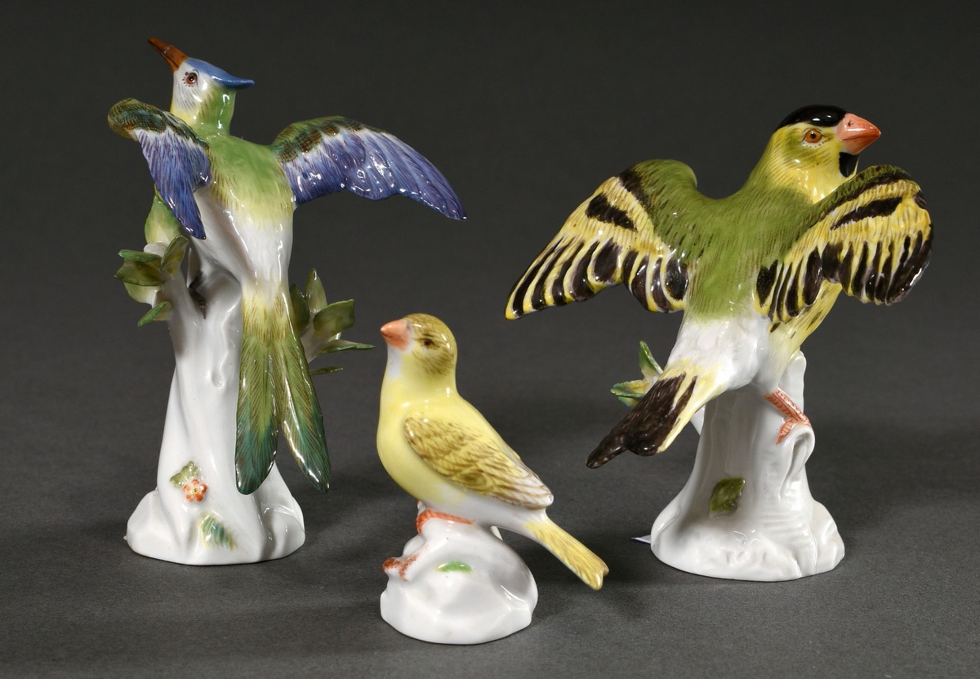 3 Diverse polychrom staffierte Meissen Miniaturfiguren „Vögel“, 20.Jh.: "Grünfink" (Modellnr.: 7726