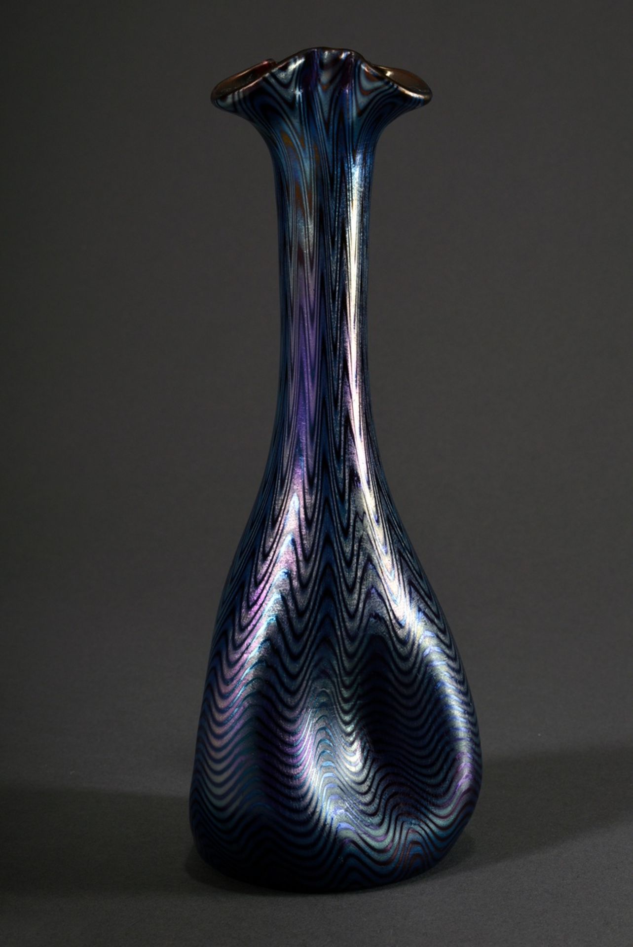 Schlanke Loetz Wwe. Vase mit dreifach gedelltem Korpus und blau lustrierendem Wellendekor, um 1900, - Bild 2 aus 5