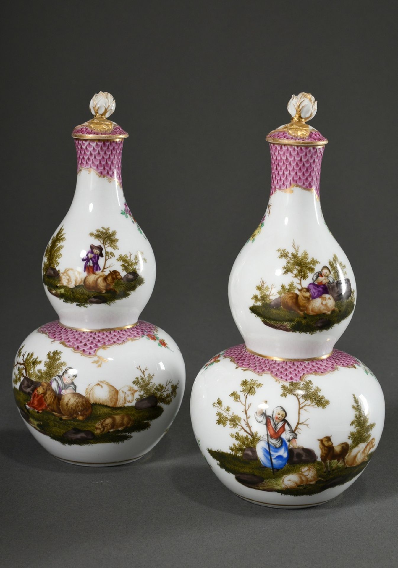 Paar Meissen Flakons in Kalebassen Form mit polychromer Malerei „Schäfer und Schäferin mit Schafen“