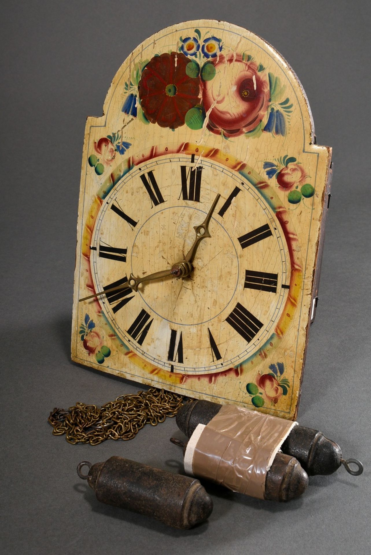 Bäuerliche Wanduhr mit floral bemaltem Zifferblatt und römischen Ziffern, 2. Hälfte 19.Jh., Pendel 