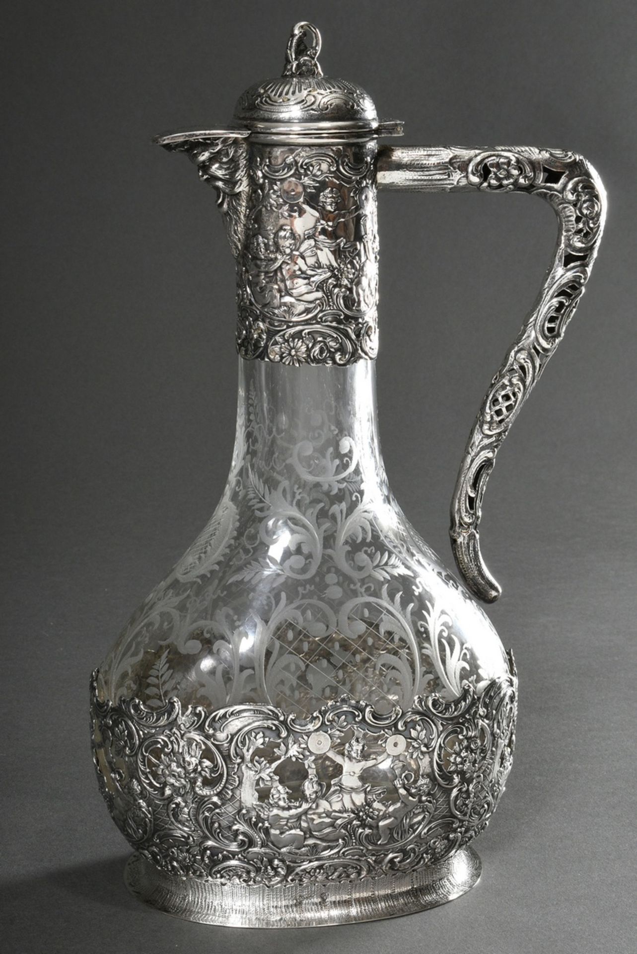 Prunk Schankkanne mit geschliffenem Glaskorpus sowie reich ornamentierter Silber 800 Montierung an 