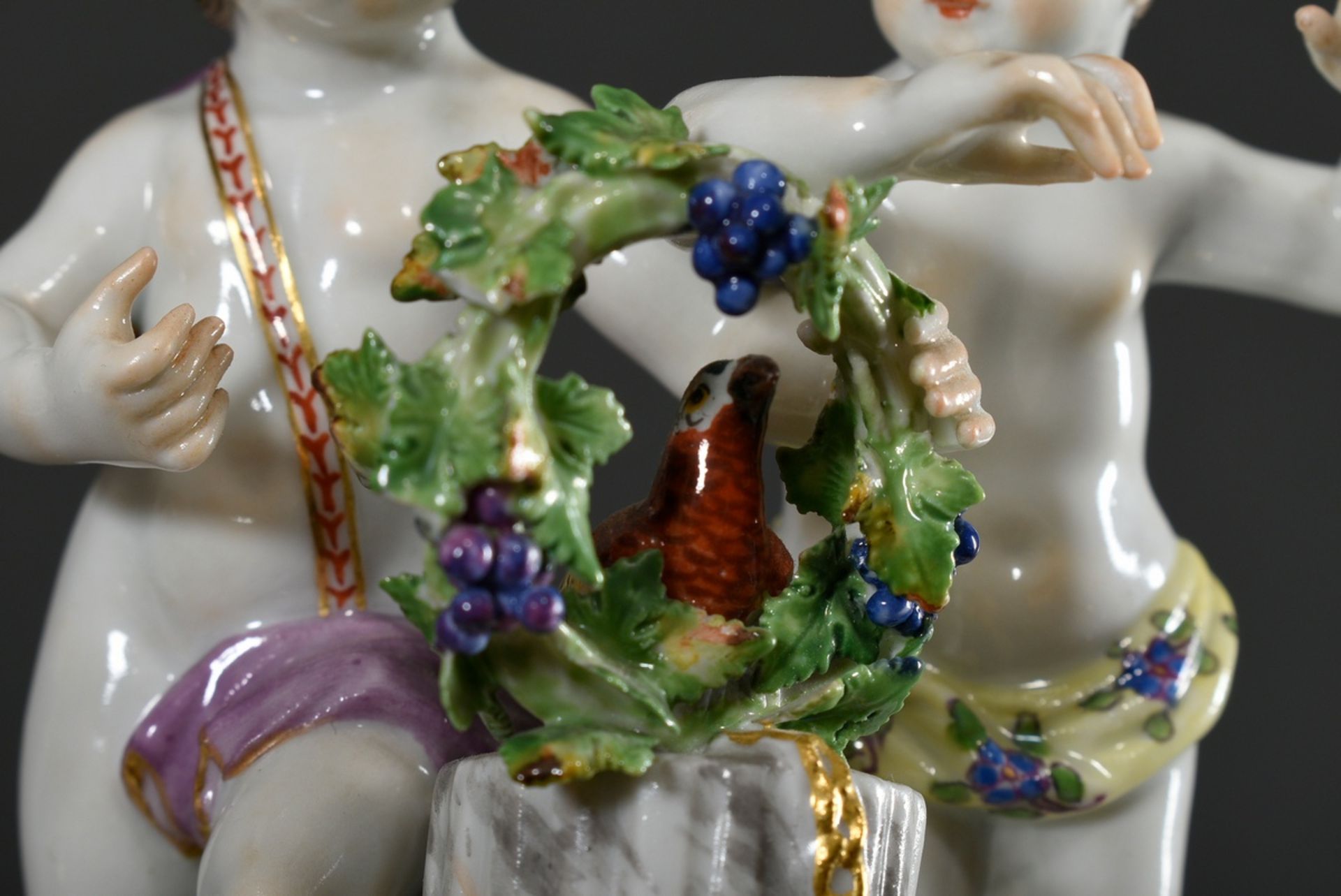 Meissen Figur „Paar Putti mit Blütenkranz und Vogel“, polychrom staffiert, Entw.: Christian Gottfri - Bild 5 aus 7