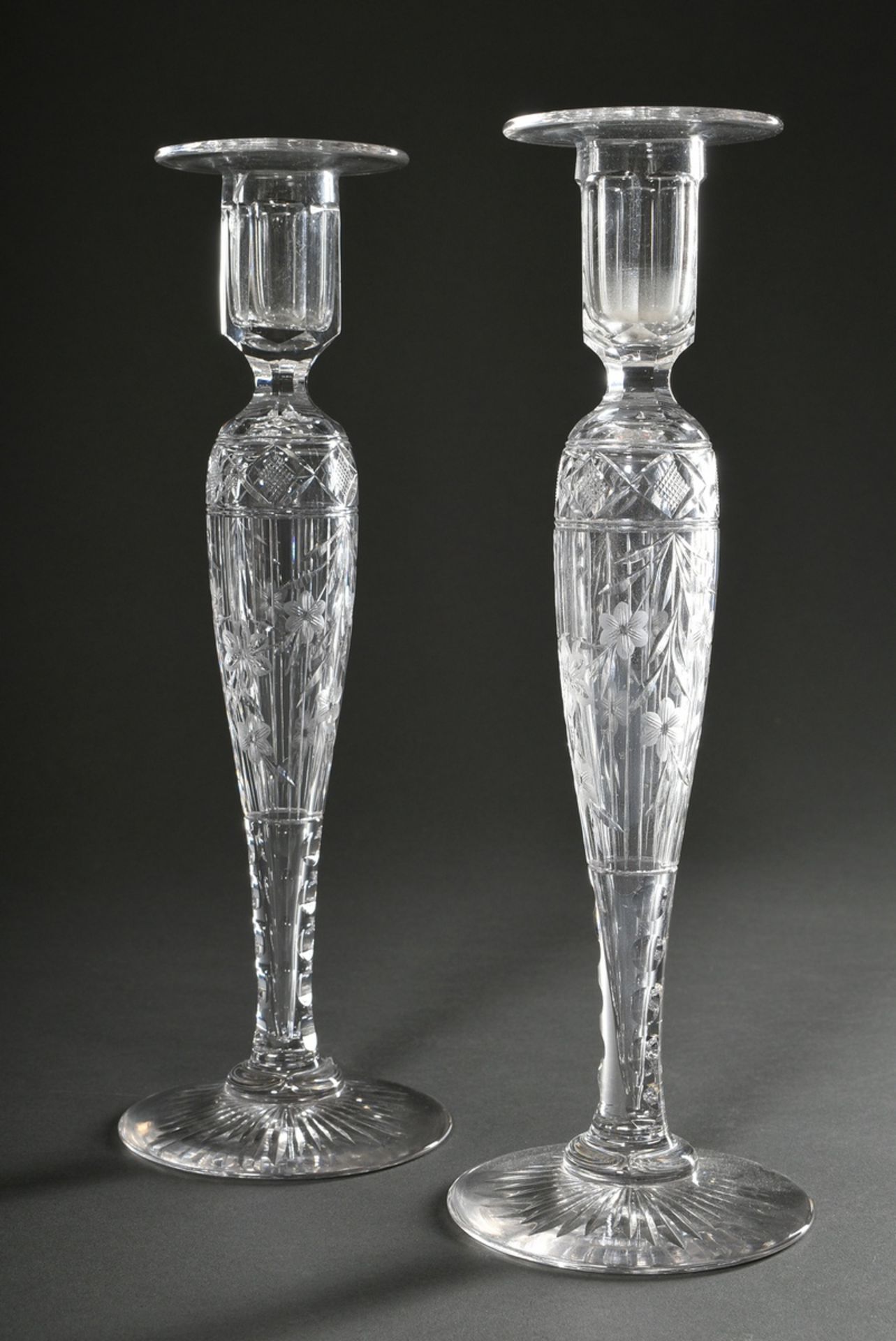 Paar hohe Kristallleuchter mit floralem Schliff, Hohlschaft und Fuß mit Sternschliff, um 1920/1930,