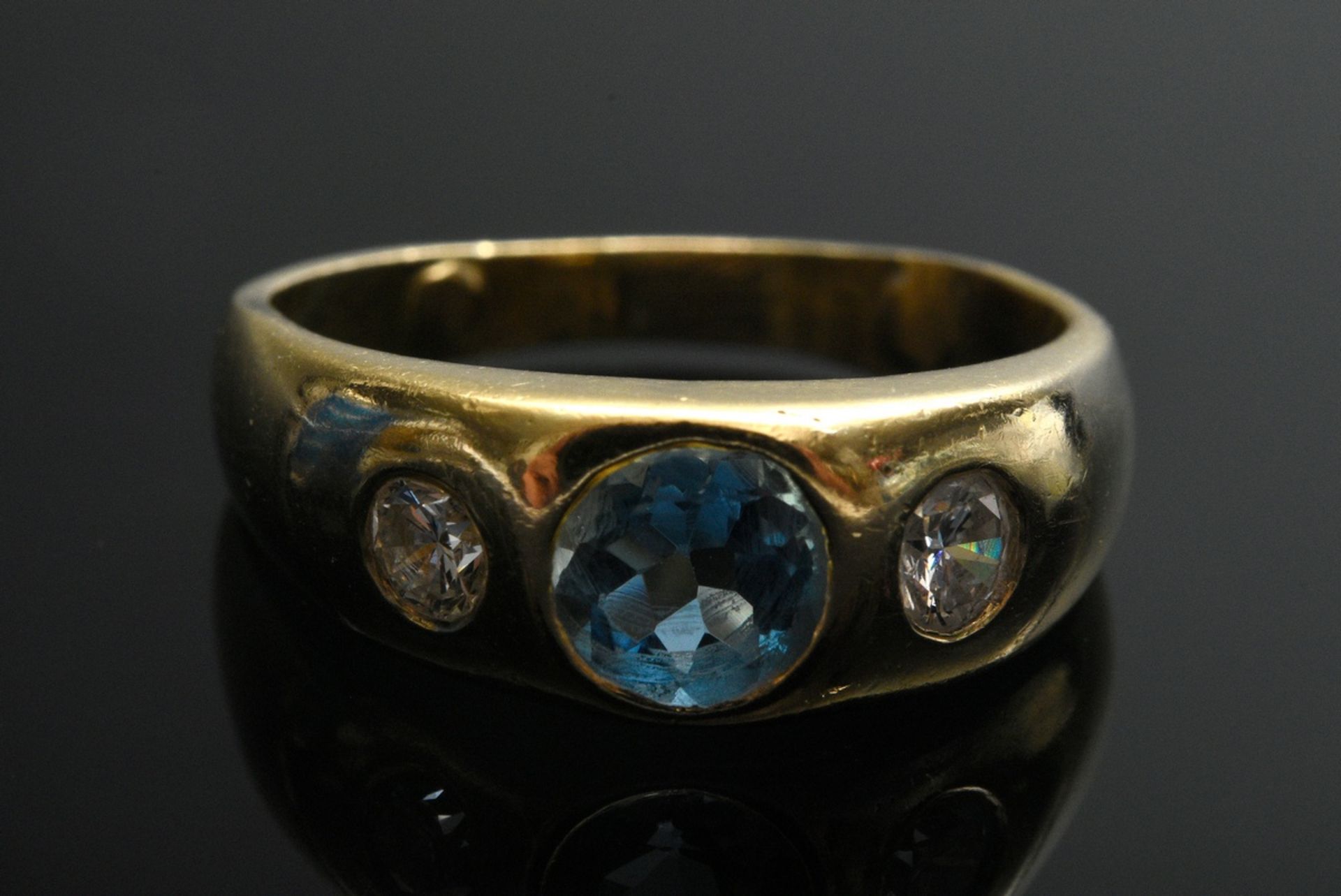 Yellow gold 750 band ring with faceted aquamarine (ca. 0.60ct) and 2 brilliants (together ca. 0.25c - Image 3 of 3