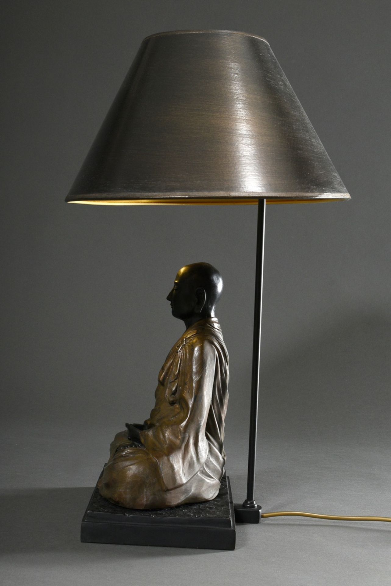 Modern table lamp with Asian figure "Meditating monk", painted metal, probably China 20th c., h. 63 - Image 2 of 6