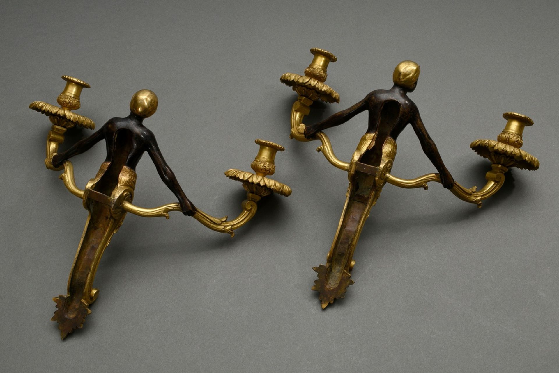 Paar figürliche 2flammige Wandarme mit turbantragenden Hermen und Blattvoluten, Bronze feuervergold - Bild 4 aus 5