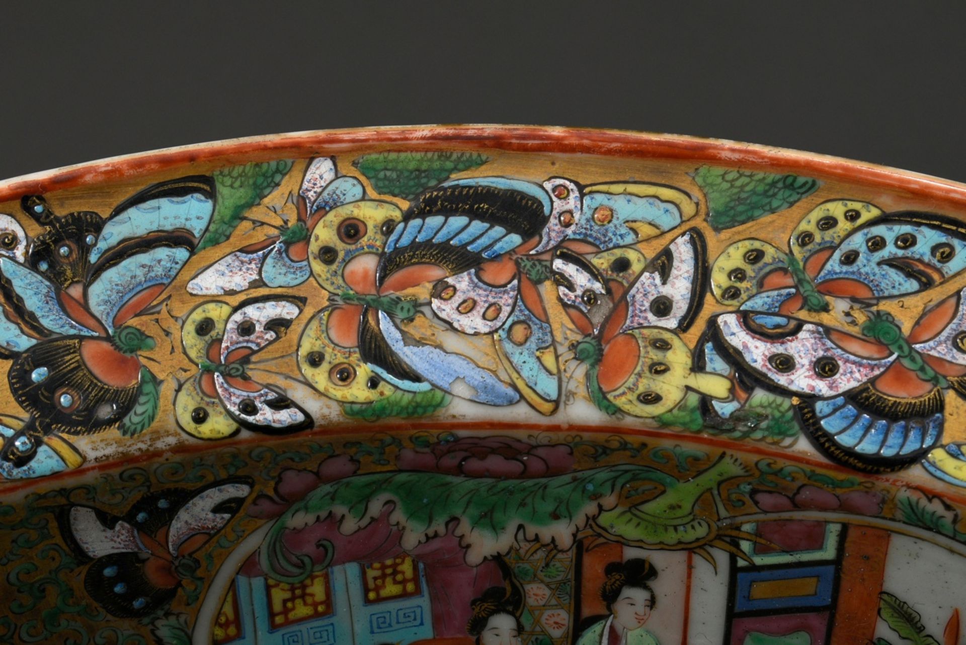 A very large Canton porcelain bowl with polychrome, partly opaque Famille Rose enamel painting, in  - Image 7 of 9