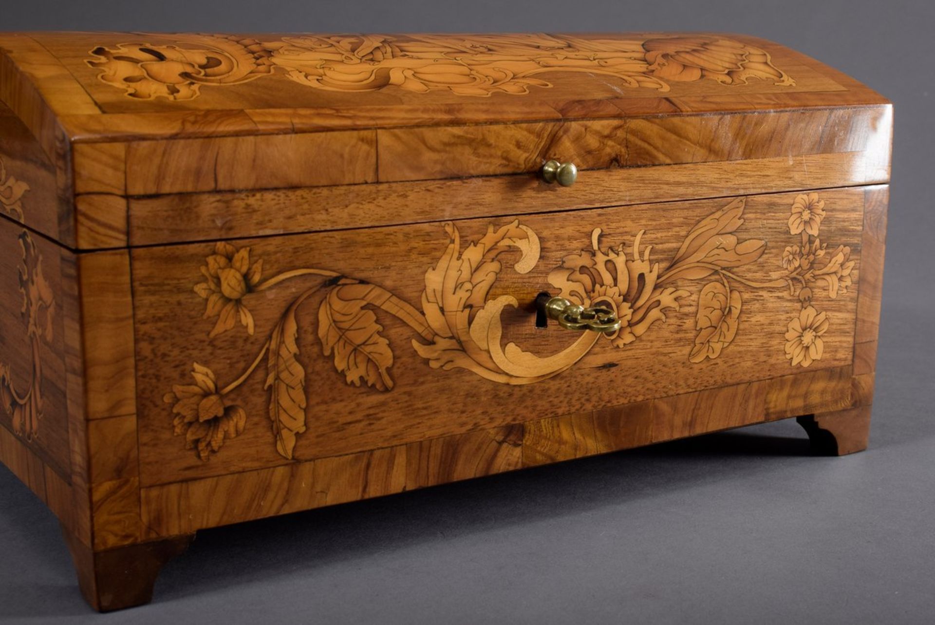 Richly inlaid box in chest form with round lid and biblical picture marquetry "Encounter between Ma - Image 4 of 8