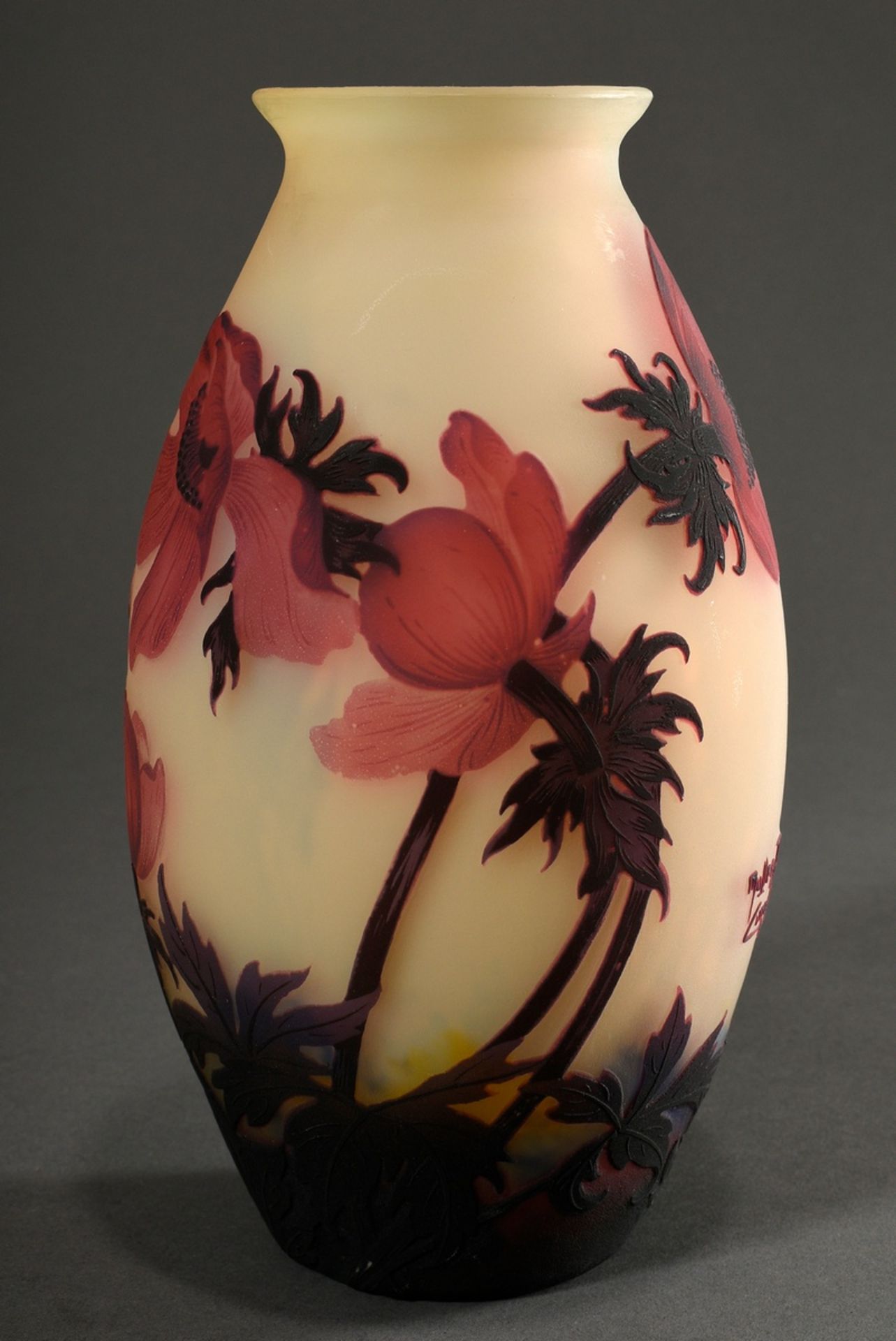 Fein geschliffene Muller Frères Jugendstil Vase mit mattem violett-rotem Überfangdekor "Anemonen",  - Bild 2 aus 5