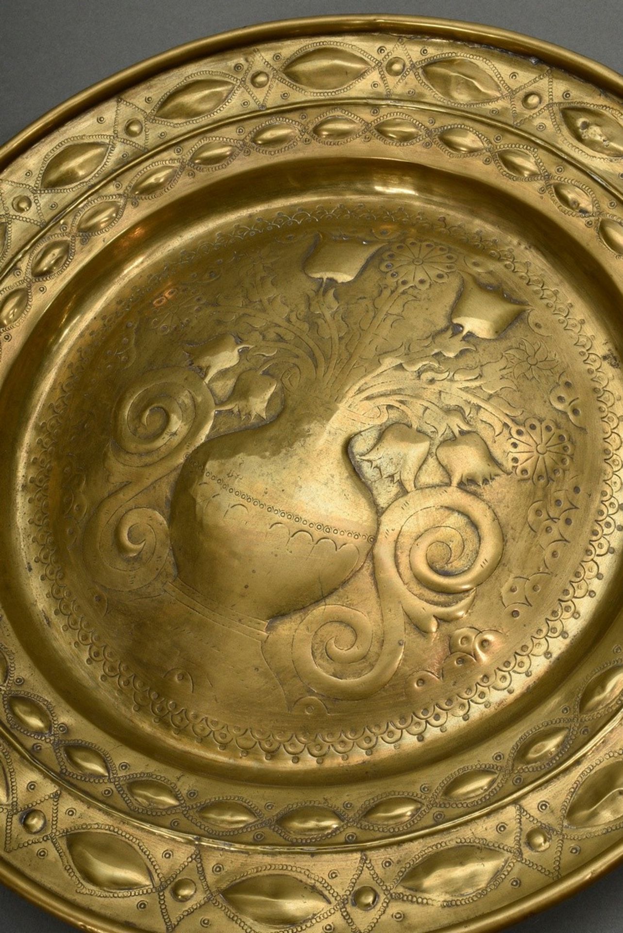 Große Messing Beckenschlägerschüssel mit getriebenem und ziseliertem Motiv im Spiegel "Blumenvase", - Bild 4 aus 5