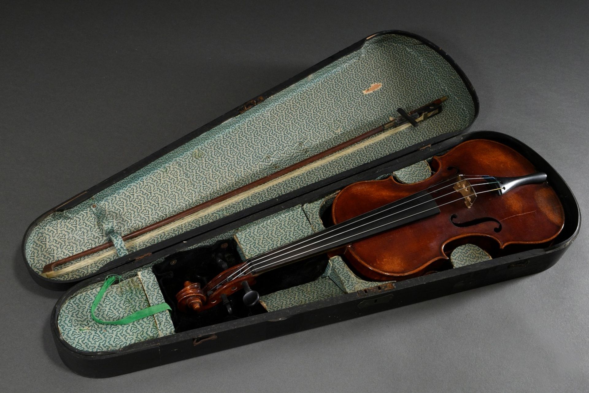 Saxon violin, facsimile label "Schuster & Co. Markneukirchen in Saxony 1925", split back, sound pos - Image 2 of 16