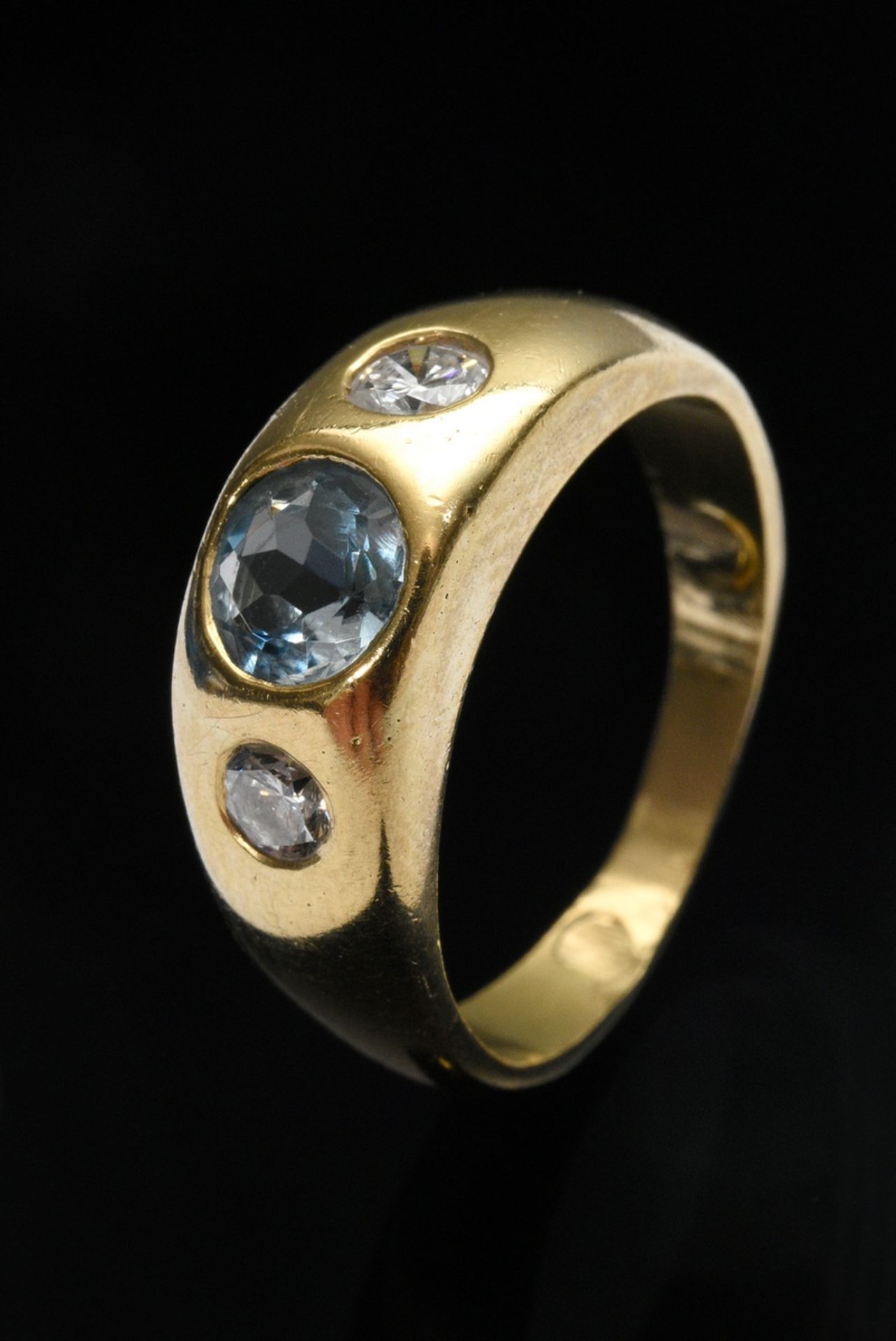 Yellow gold 750 band ring with faceted aquamarine (ca. 0.60ct) and 2 brilliants (together ca. 0.25c