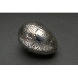 Kleiner Silber Ei-Pomander mit feinem Gravurdekor "Landschaften" in Kartuschen zwischen Ornamentdek