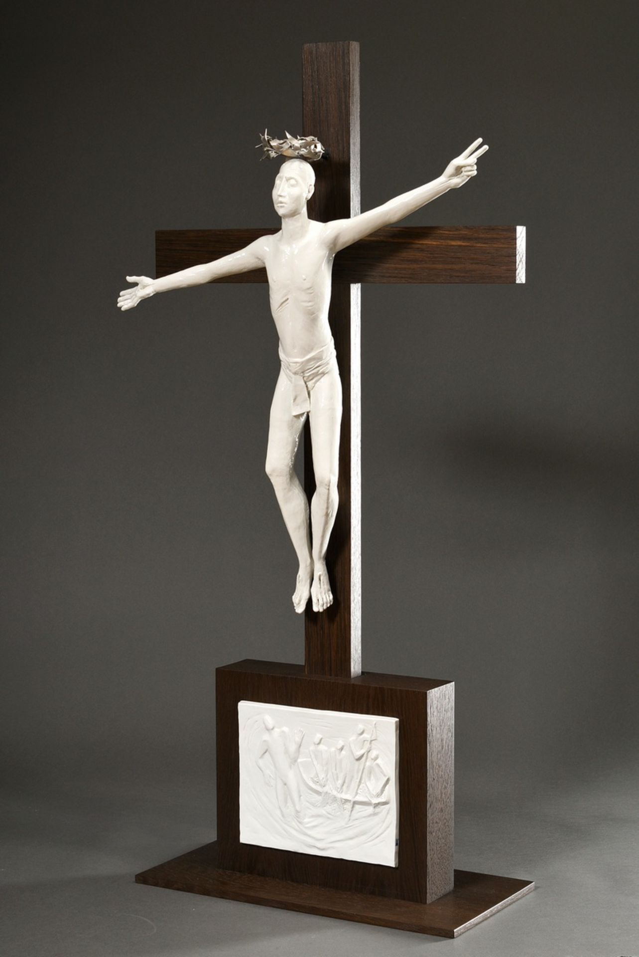 Modernes Meissen Unikat Kruzifix mit Christus in fließender Bewegung vom Gekreuzigten zur segnenden - Bild 2 aus 11
