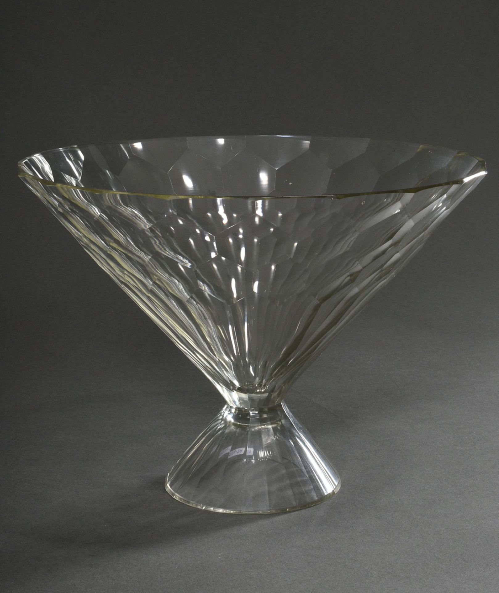 Facettierte Art Deco Glas Aufsatzschale in Doppeltrichterform, H. 22cm, Ø 29cm, Fuß min. bestoßen