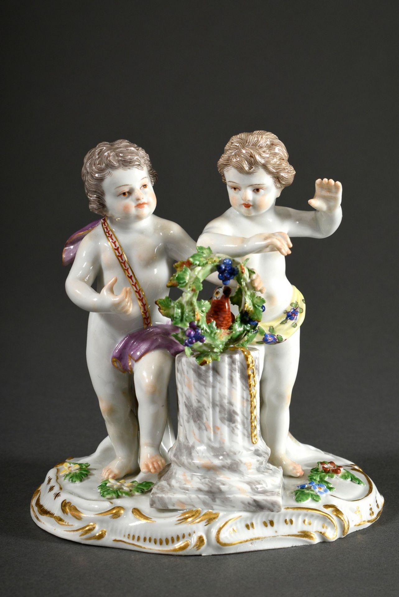 Meissen Figur „Paar Putti mit Blütenkranz und Vogel“, polychrom staffiert, Entw.: Christian Gottfri