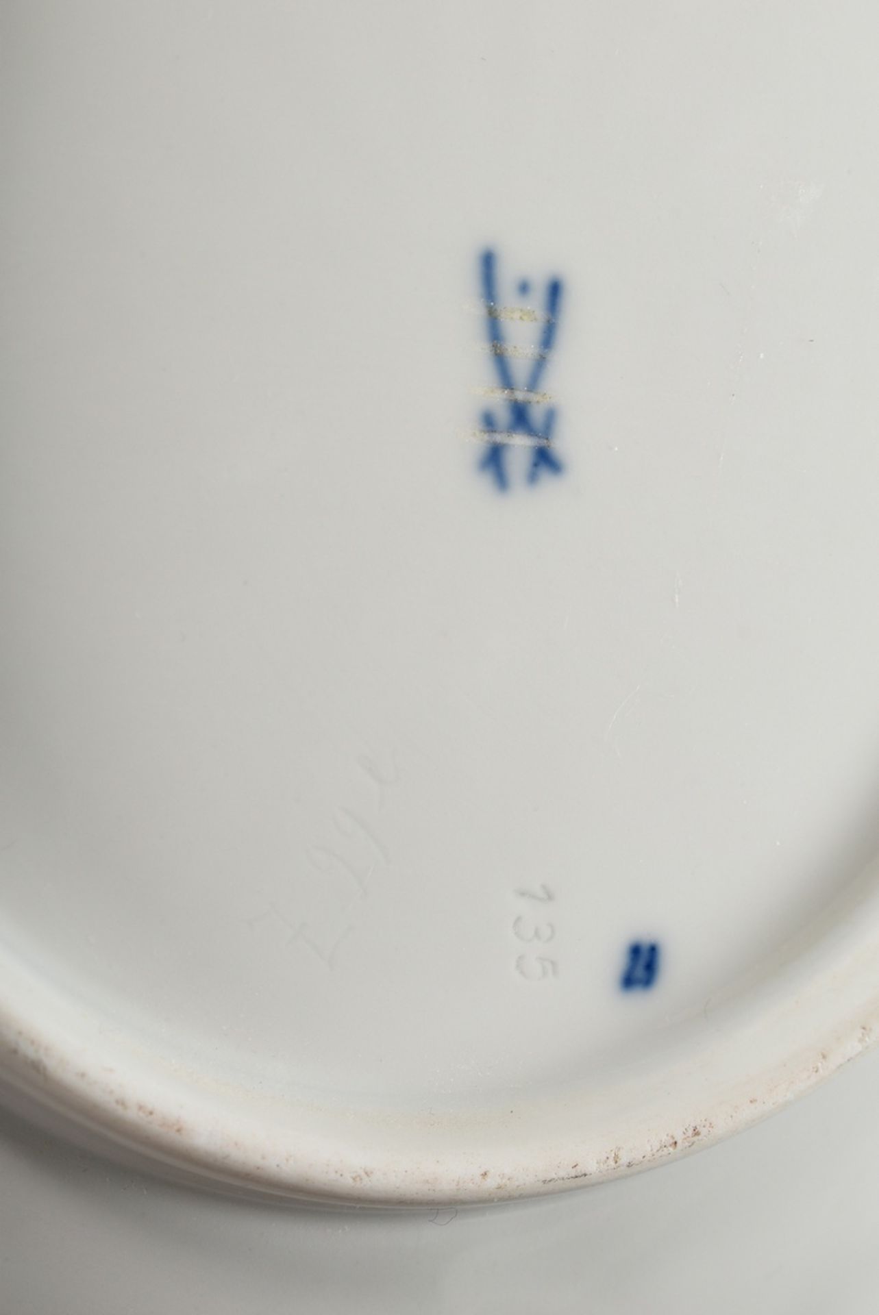 3 Diverse Teile Meissen Weißporzellan mit reichem Reliefdekor, 19.Jh.: ovale Schale Modellnr.: A109 - Bild 8 aus 12