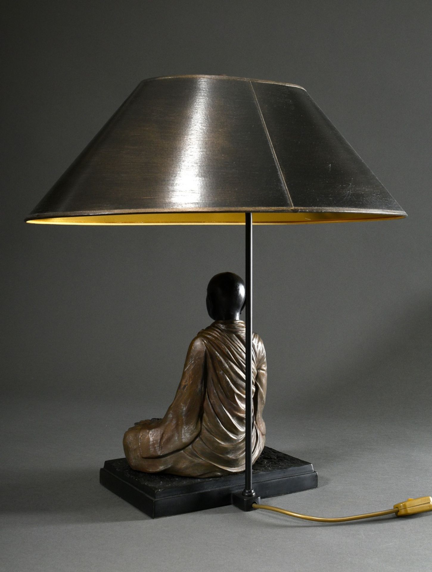 Modern table lamp with Asian figure "Meditating monk", painted metal, probably China 20th c., h. 63 - Image 3 of 6