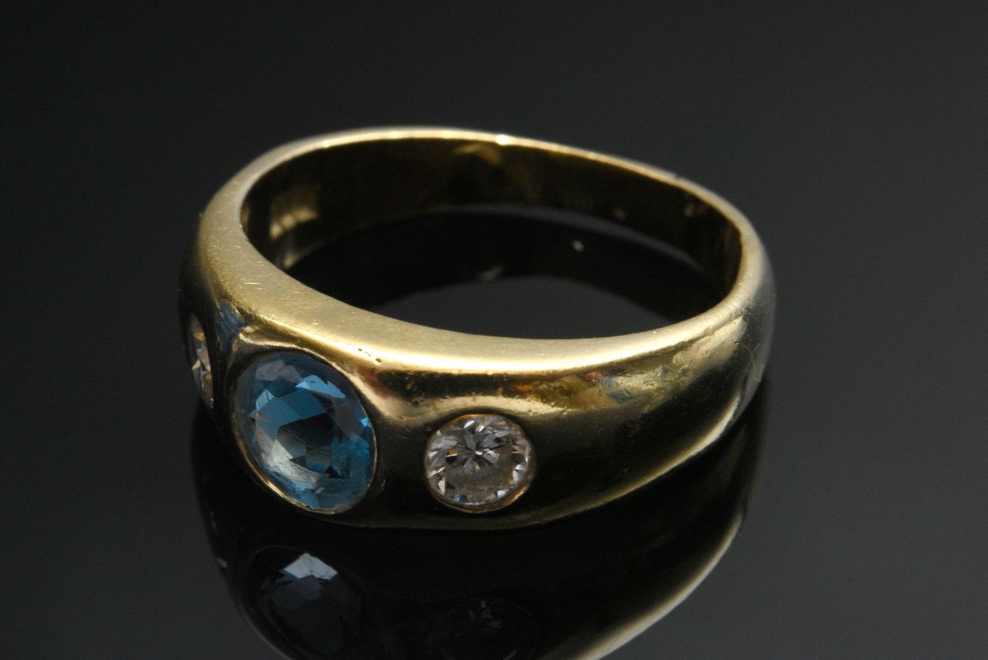 Yellow gold 750 band ring with faceted aquamarine (ca. 0.60ct) and 2 brilliants (together ca. 0.25c - Image 2 of 3