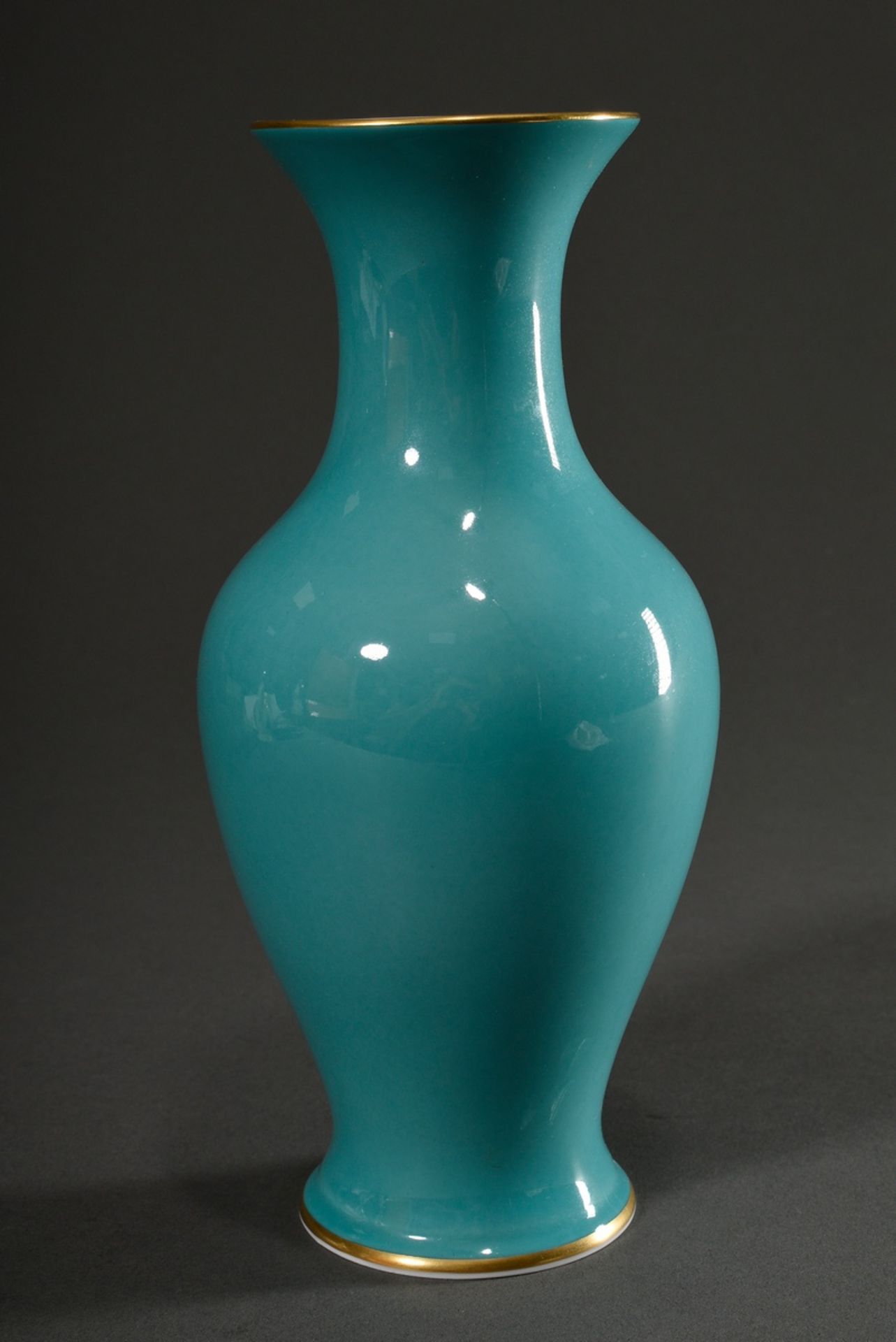 Meissen Vase mit polychromer Malerei „Blumenbouquet“ in Goldkartusche auf türkisem Fond, 20.Jh., Mo - Bild 2 aus 4