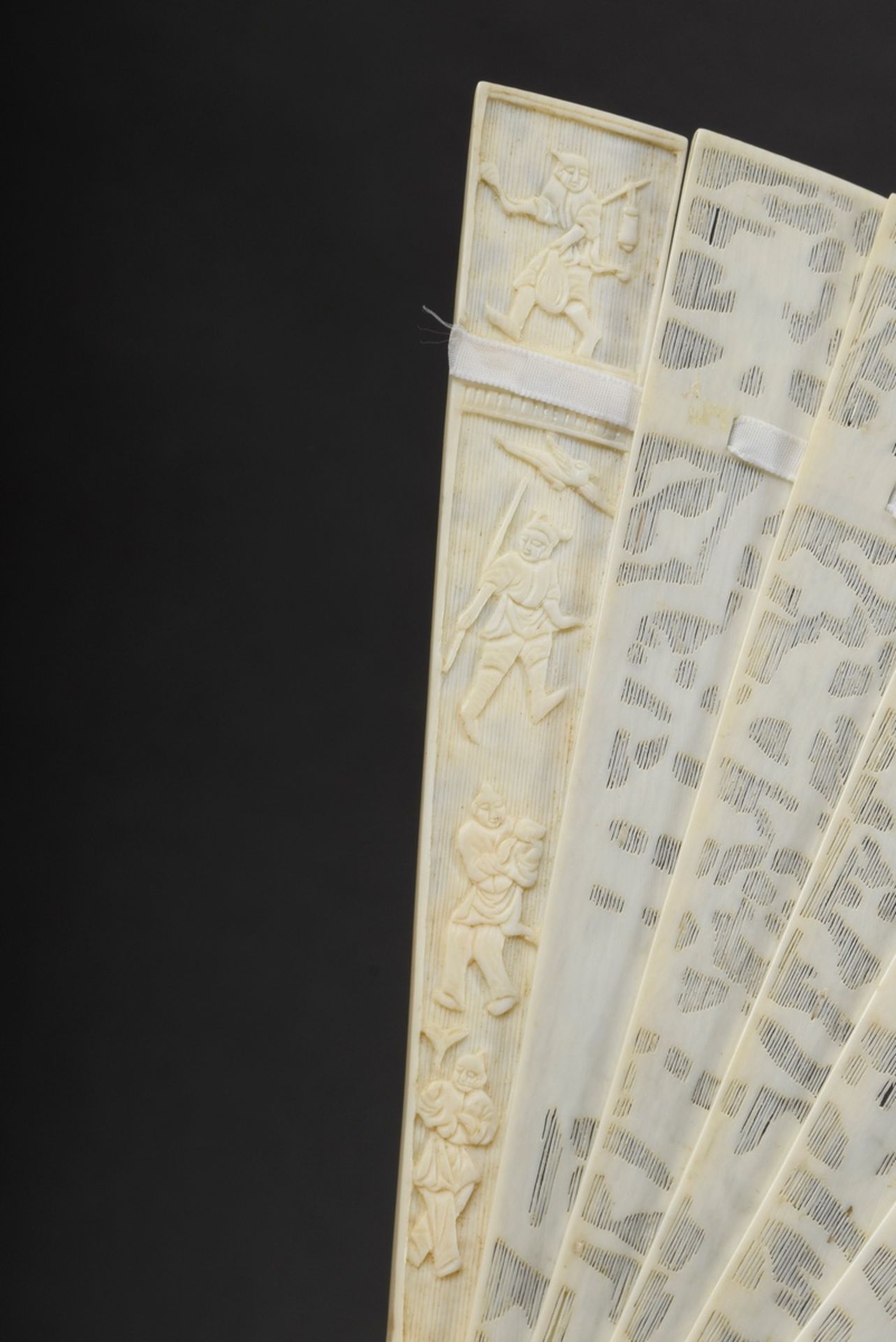 Ivory brisée fan with finest carvings "Chinese genre scenes" and central monogram "MB", Canton end  - Image 7 of 8