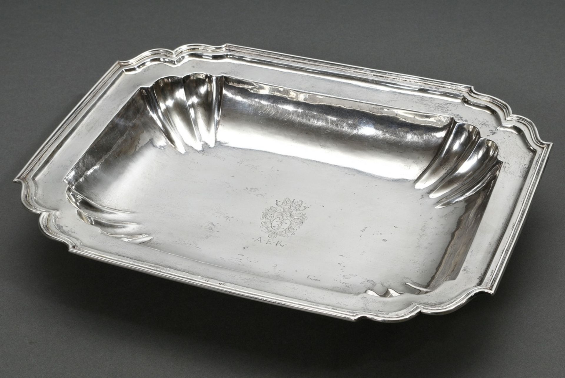 Rectangular basin with indented corners and straight lines in the cove as well as engraved noble co