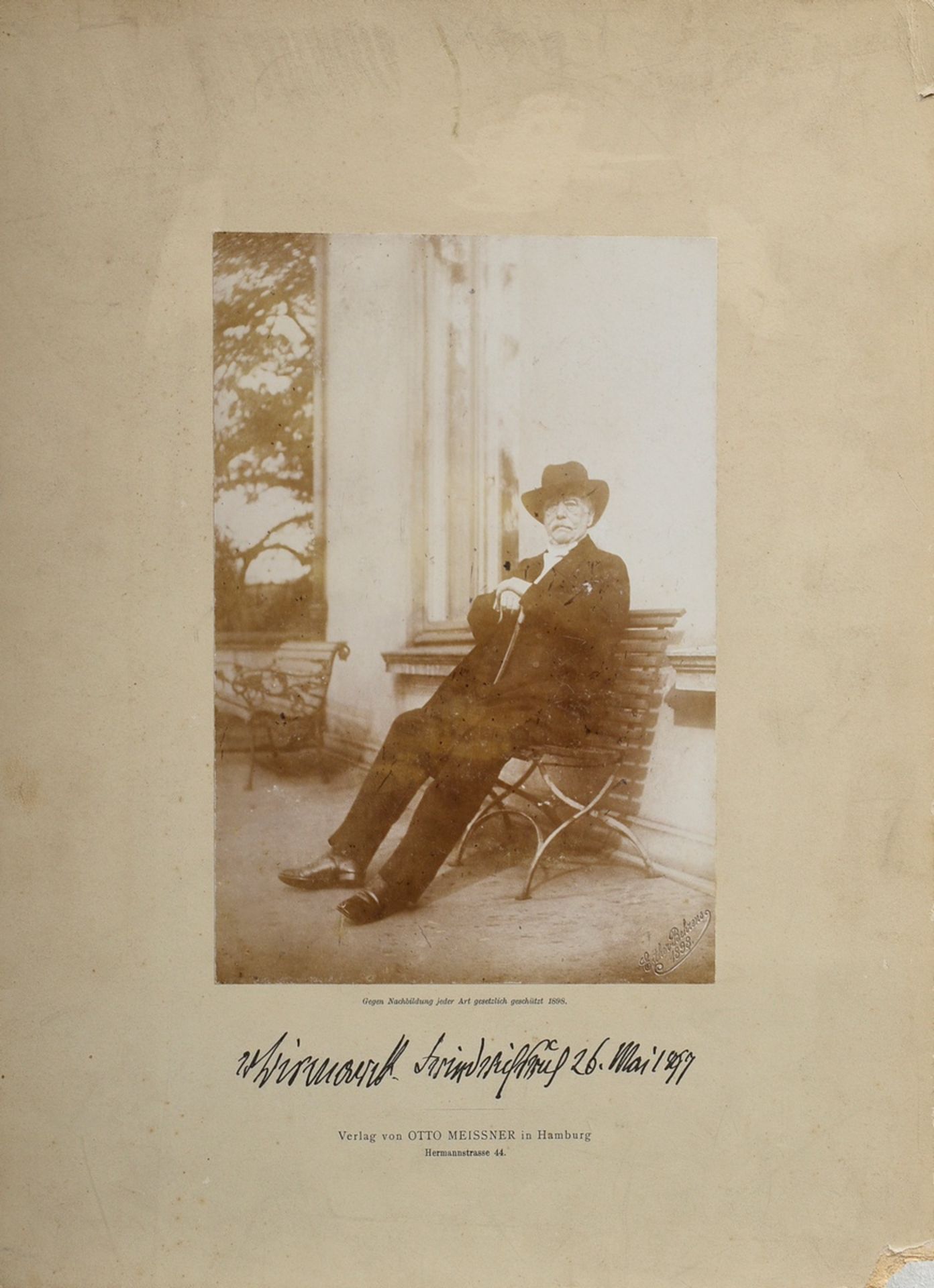 Fotografie "Fürst Otto von Bismarck auf Gartenbank vor Schloss Friedrichsruh", u. bez./dat. "v. Bis - Bild 2 aus 3