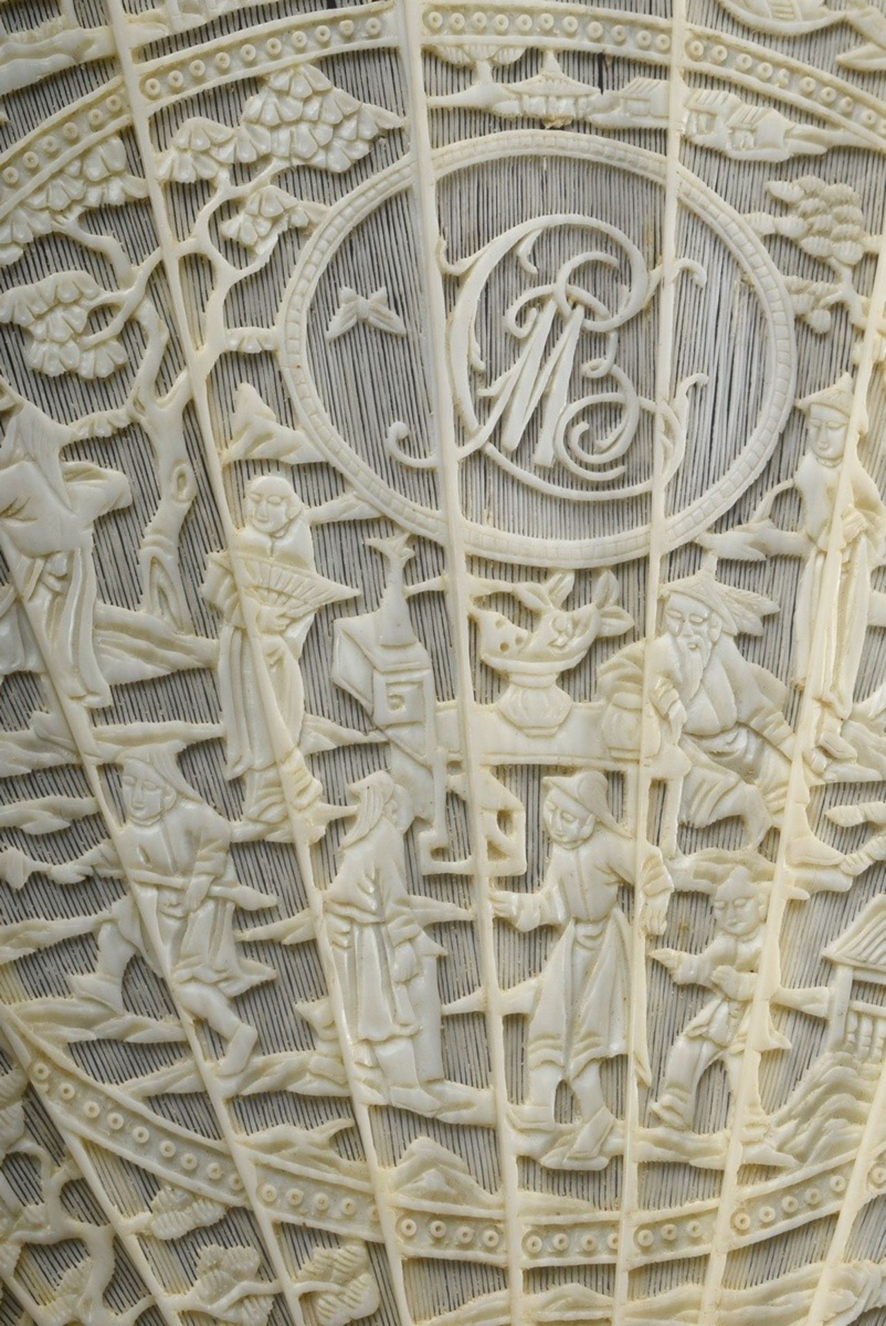 Ivory brisée fan with finest carvings "Chinese genre scenes" and central monogram "MB", Canton end  - Image 4 of 8