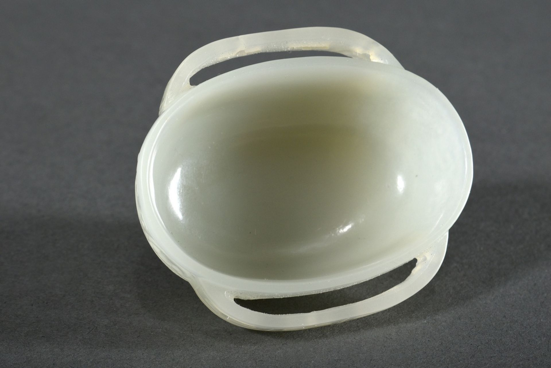 Seladon jade "ear bowl" in Han style with openwork handles and cut relief decoration in archaic sty - Image 4 of 4