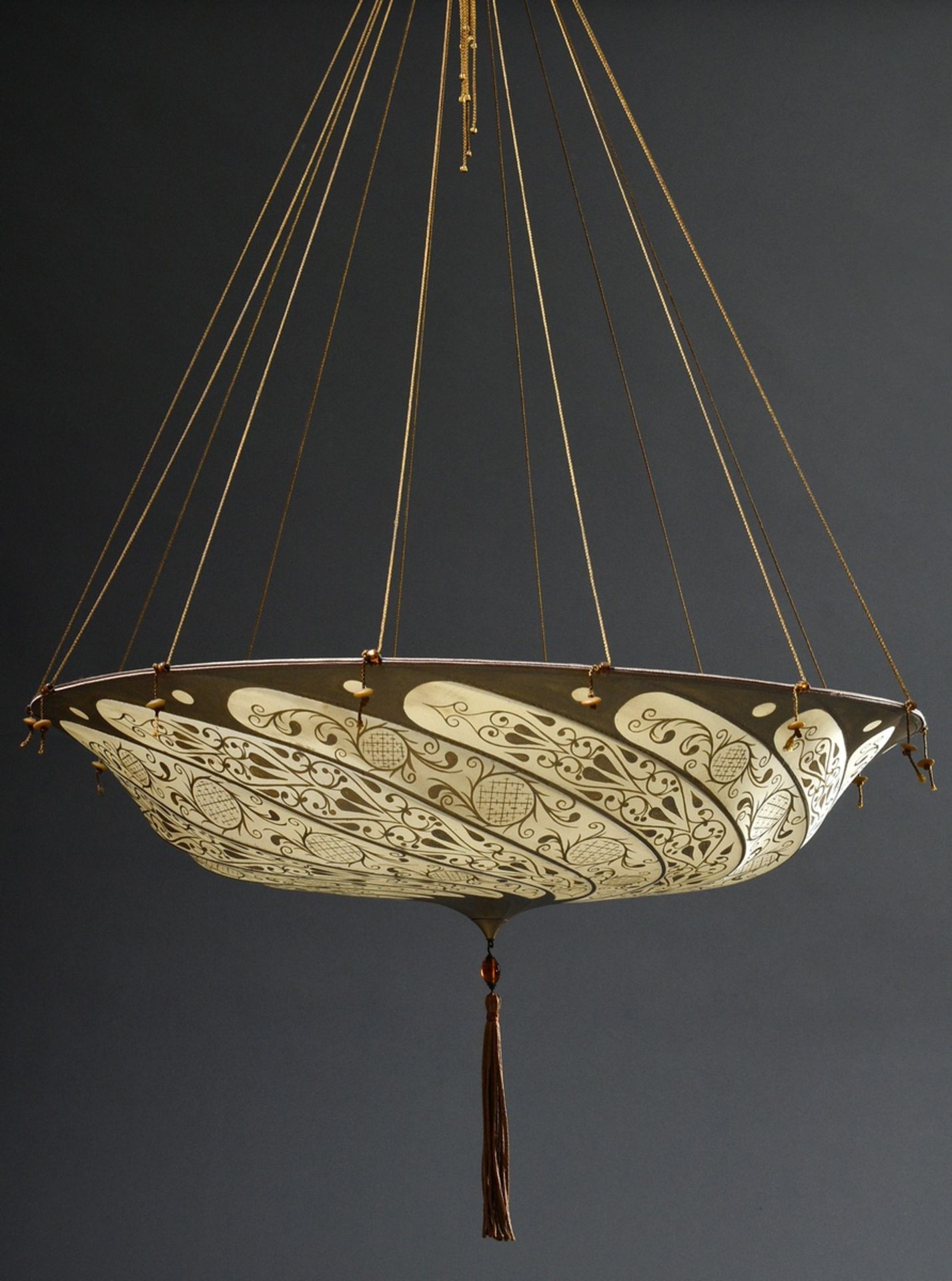 Fortuny "Scrudo Saraceno" Deckenlampe, Seide Gold bedruckt, aufgehängt an 14 Kordeln, Venedig 20.Jh