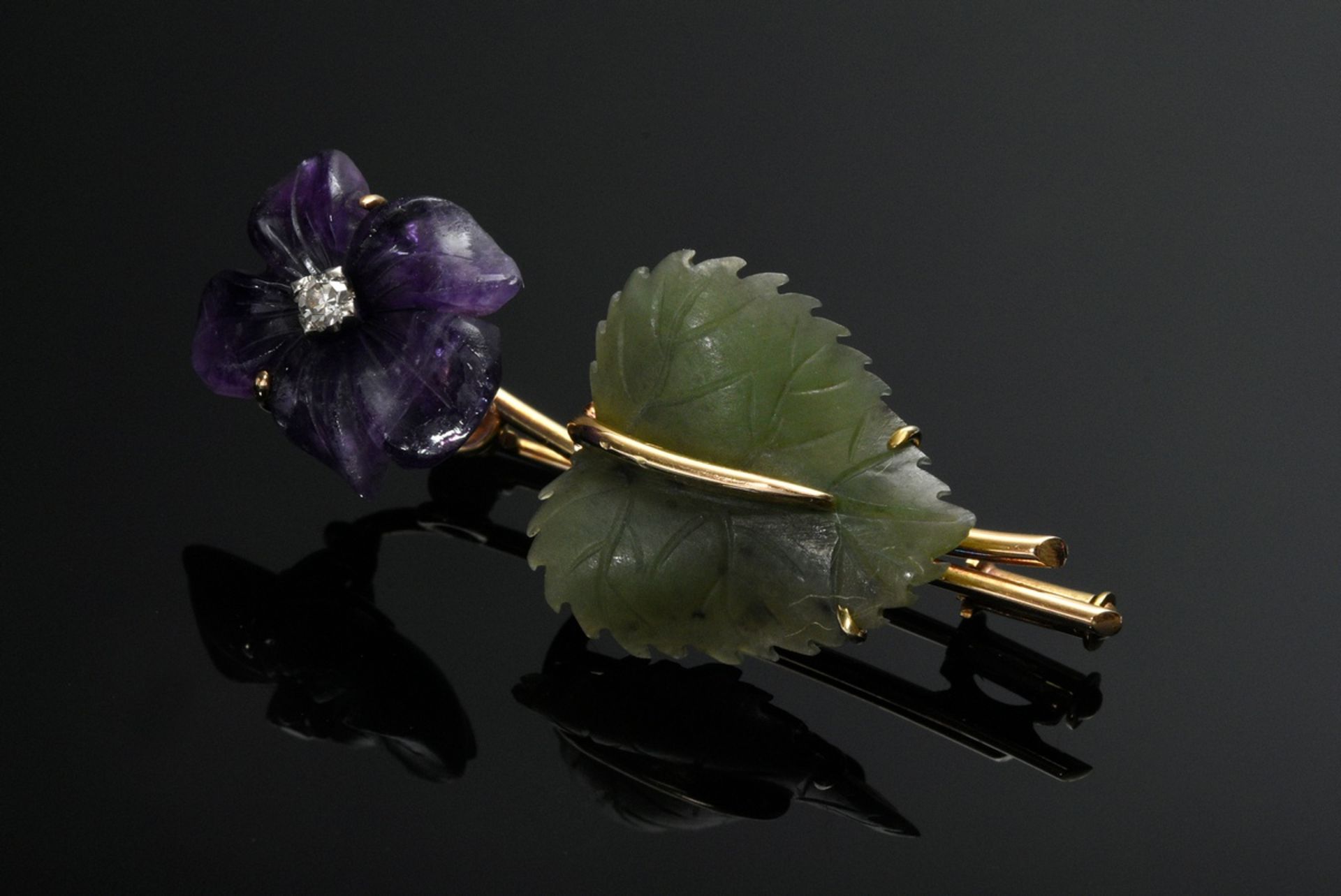 Fine yellow gold 585 pin "Violet" with nephrite leaf, amethyst flower (bumped) and octagon diamond 