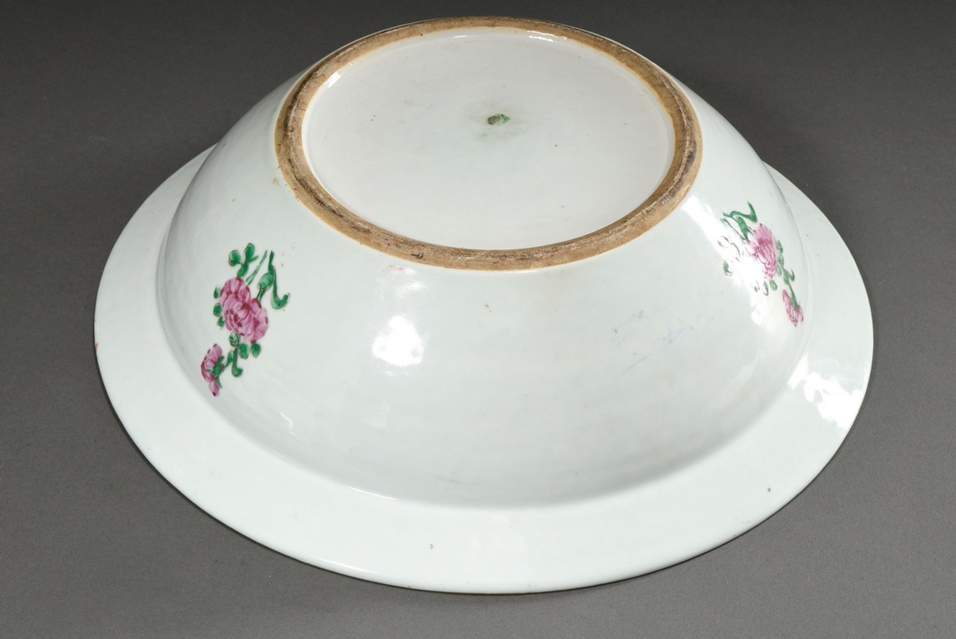 A very large Canton porcelain bowl with polychrome, partly opaque Famille Rose enamel painting, in  - Image 4 of 9